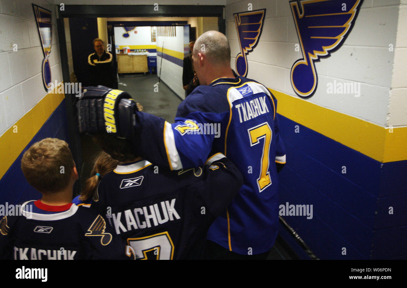 St. Louis Blues Keith Tkachuk wird durch seine Kinder Brady (10) und Matthäus (12) (C) wie er betritt das Lockeroom nach Praxis vor einem Spiel im Scottrade Center in St. Louis am 9. April 2010 traf. Tkachuk zieht sich nach dieser Saison nach 19 Jahren in der NHL. UPI/Rechnung Greenblatt Stockfoto