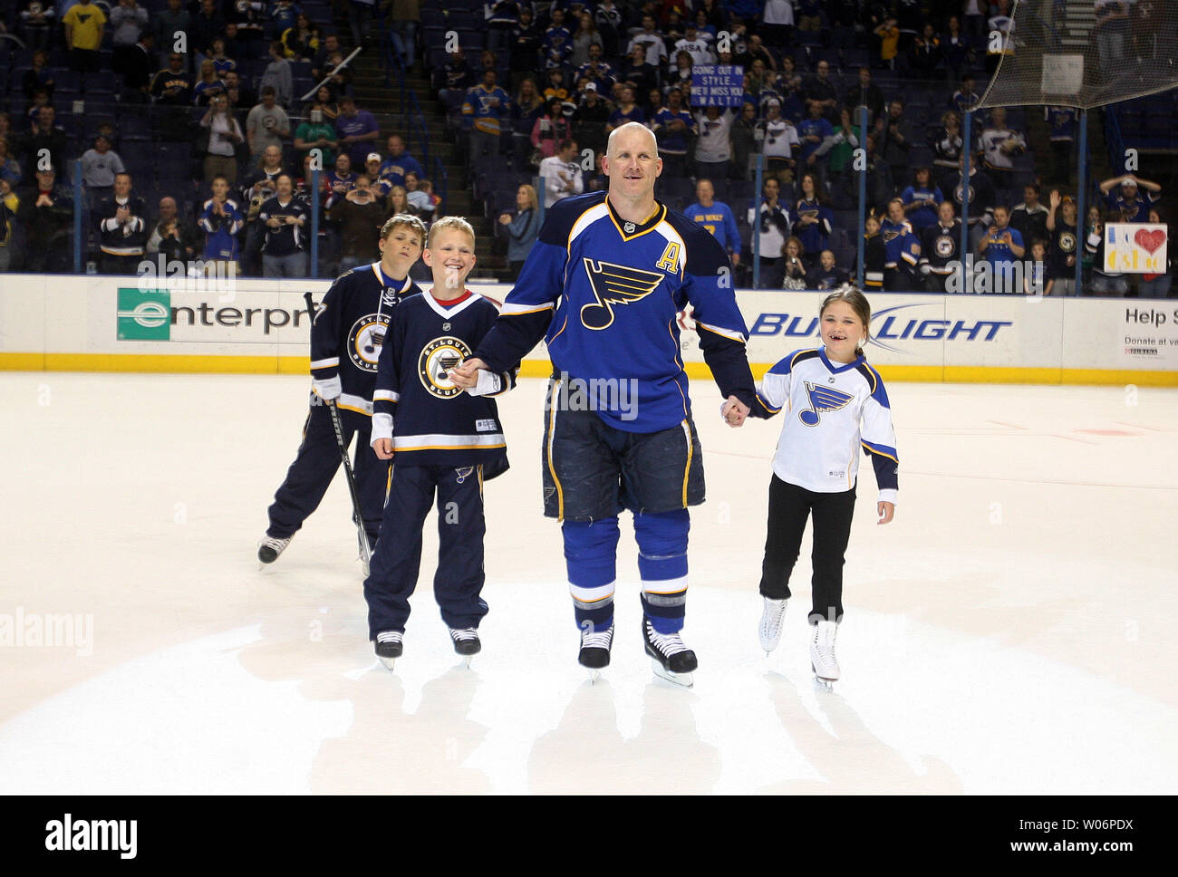 St. Louis Blues Keith Tkachuk skates aus dem Eis mit seinen Kindern nach seinem letzten Heimspiel im Scottrade Center in St. Louis am 9. April 2010 Matthäus (L) Brady und Taryn (R). Tkachuk zieht sich nach 19 Saisons in der NHL. UPI/Rechnung Greenblatt Stockfoto