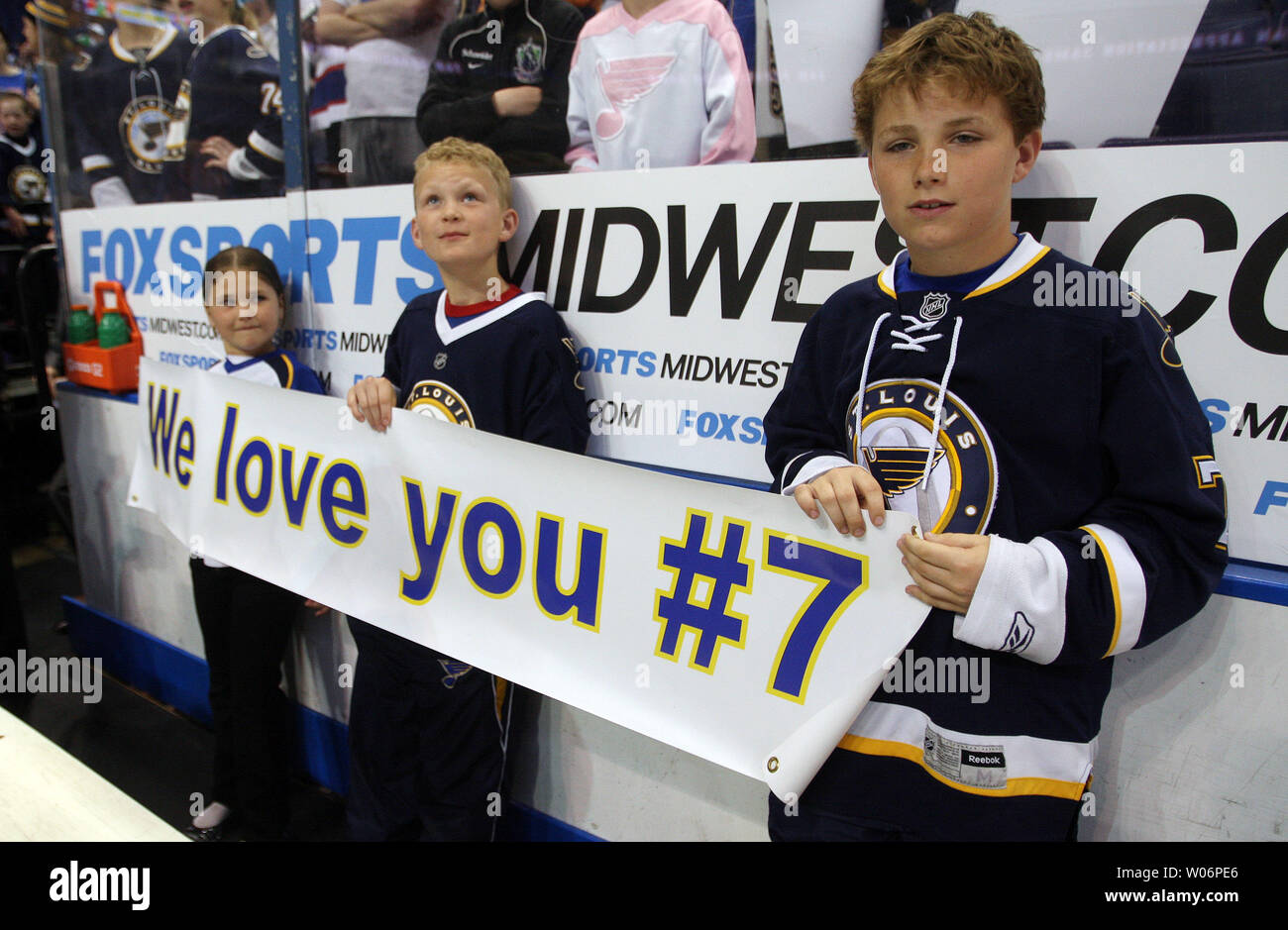 Die Kinder von St. Louis Blues Keith Tkachuk Taryn (L) Brady und Matthew halten Sie ein Zeichen von der Bank für ihren Vater während der Praxis vor seinem letzten Spiel im Scottrade Center in St. Louis am 9. April 2010 zu sehen. Tkachuk zieht sich nach 19 Saisons in der NHL. UPI/Rechnung Greenblatt Stockfoto