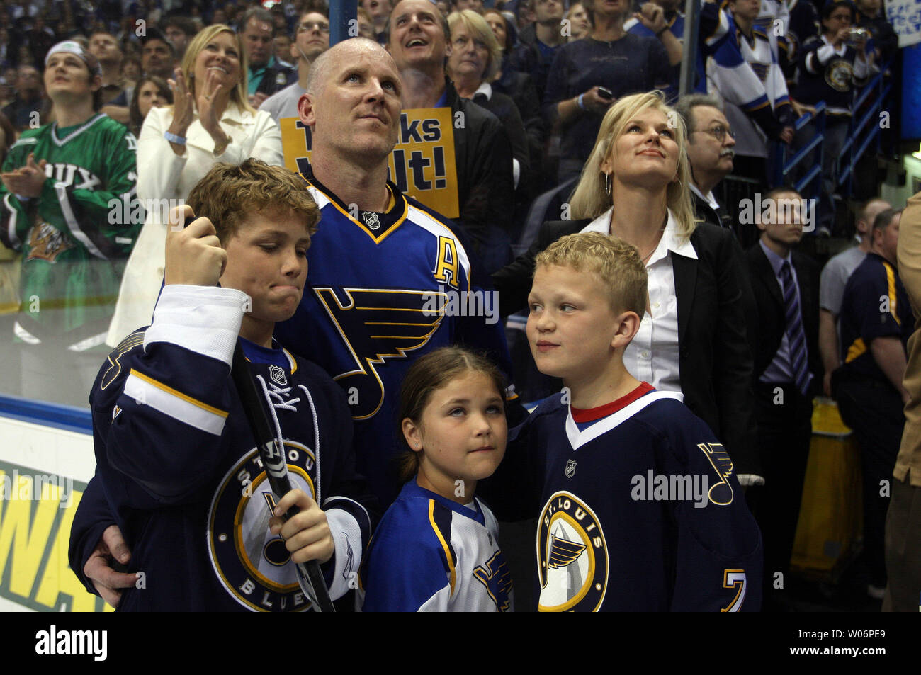 St. Louis Blues Keith Tkachuk Uhren ein Video seiner Karriere mit seinen Kindern (L, R) Matthäus, 12, Braeden, 10, und Taryn, 7, und Frau Chantal während einer Zeremonie nach einem Spiel gegen die Anaheim Ducks im Scottrade Center in St. Louis am 9. April 2010. Das Spiel war das letzte für Tkachuk, der in den Ruhestand nach 19 Saisons in der NHL ist. UPI/Rechnung Greenblatt Stockfoto
