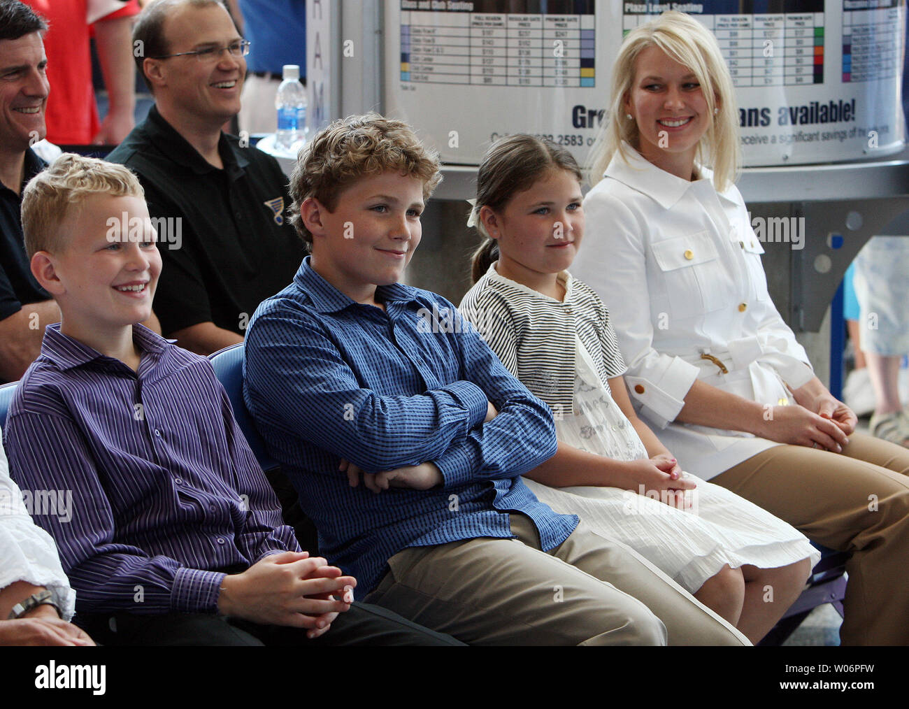 Die Familie der St. Louis Blues Keith Tkachuk (L, R) Braeden, 10, Matthäus, 12, Taryn, 7, und Frau Chantal, während einer Pressekonferenz ehren Tkachuk für seine Jahre des Dienstes an der Hockey hören, im Scottrade Center in St. Louis am 13. April 2010. Tkachuk spielte in seiner letzten NHL Spiel am 9. April 2010 nach 19 Saisons in der NHL. Am 30. November 2008, Tkachuk zählte Ziel Nummer 511 und gab ihm 1.000 NHL Punkte für seine Karriere. Er wird nur der 6., und 72. insgesamt, dass Meilenstein zu erreichen. UPI/Rechnung Greenblatt Stockfoto