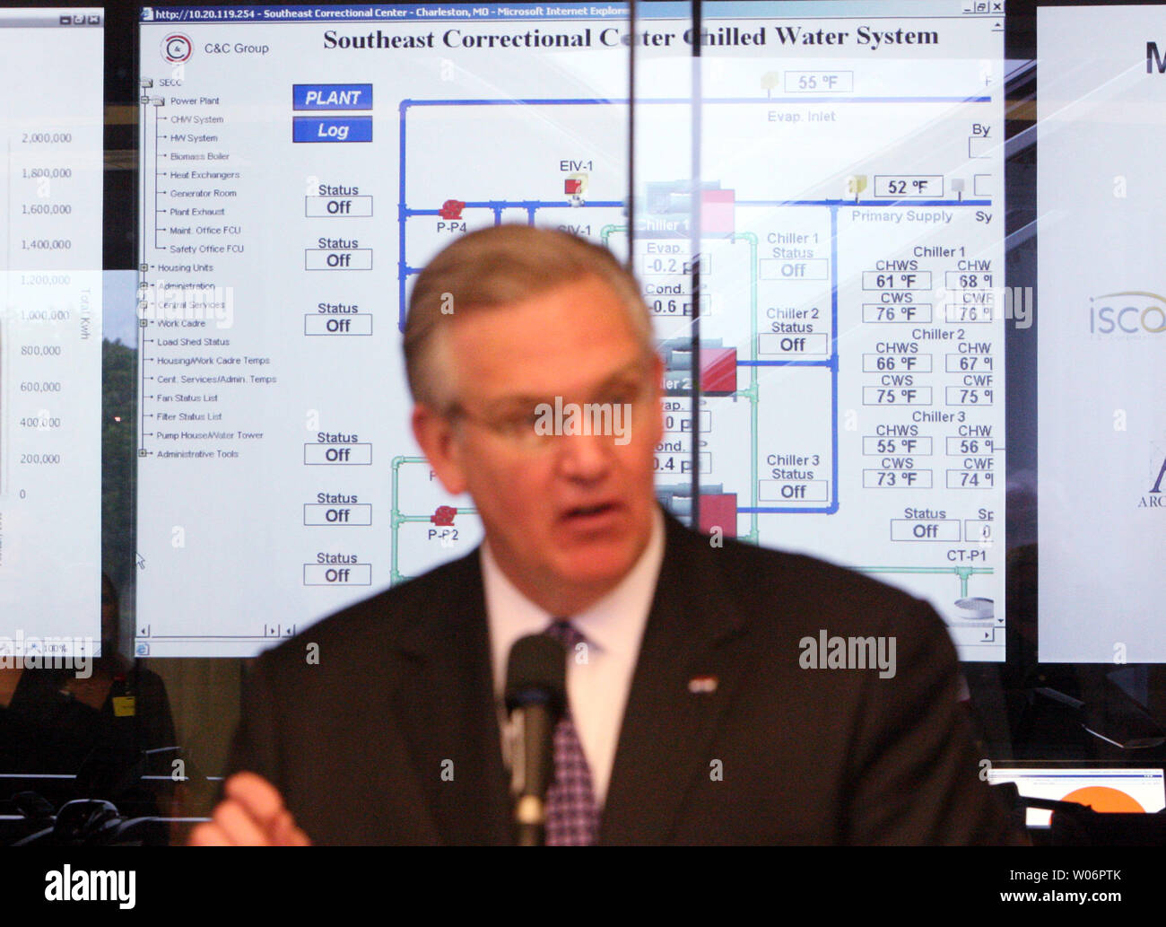 Missouri Gouverneur Jay Nixon spricht über Rückgang von Energie bei staatlichen Gebäuden eingesetzt, während ein Diagramm der Wasserversorgung im Südosten des Correctional Center in einer Situation Zimmer im Talisen Technologien, der Auftragnehmer, die der Staat Missouri Technologie und unterstützt hat die Reduzierung des Energieverbrauchs zu machen, möglich, in Creve Coeur, Missouri am 26. April 2010 projiziert wird. Vor einem Jahr, Nixon unterzeichnet eine Ordnung, die verlangt, dass alle staatlichen Stellen ihren Energieverbrauch um 2 Prozent pro Jahr für die nächsten 10 Jahre zu senken. Im ersten Jahr gab es einen Rückgang von 5,6 Perce. Stockfoto