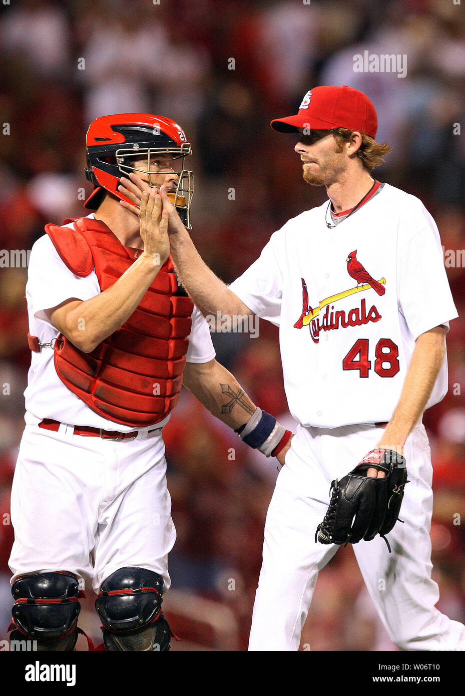 St. Louis Cardinals Krug Mike MacDougal (R) gratuliert von Catcher Jason LaRue nach dem Dritten und einen 11-1 Sieg über den Pittsburgh Pirates am Busch Stadium in St. Louis am 31. Juli 2010. UPI/Rechnung Greenblatt Stockfoto