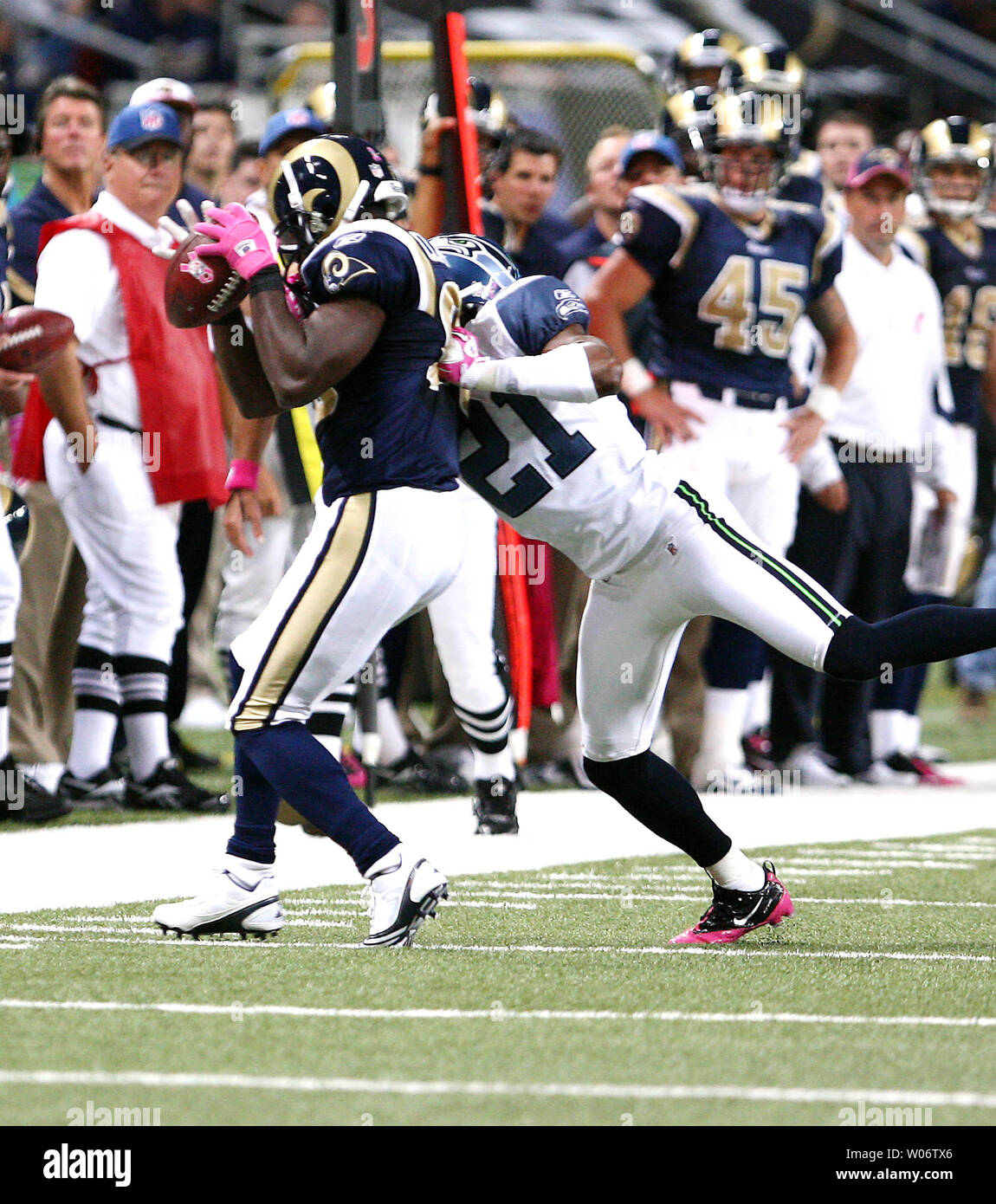 St. Louis Rams Markierung Clayton (89) Fänge ein Weg entlang der Seitenlinie aus St. Louis Rams rookie Sam Bradford (8) und schob aus Grenzen von Seattle Seahawks Kelly Jennings (21) im vierten Quartal an der Edward Jones Dome in St. Louis am 3. Oktober 2010. UPI/John boman Jr Stockfoto