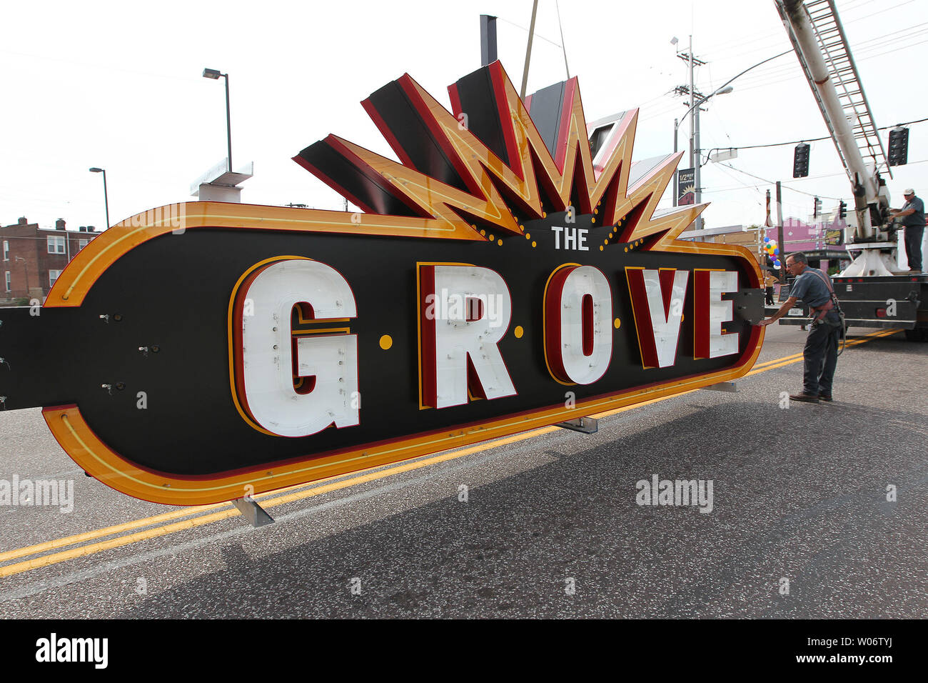 Arbeitnehmer bereiten einen neuen "Grove" Nachbarschaft Zeichen in St. Louis am 12. Oktober 2010 zu heben. Die Waldung Nachbarschaft hat eine Revitalisierung von heruntergekommen, leere Gebäude in einem belebten Viertel mit Restaurants, Bars, ein neues Gehäuse und neue Unternehmen erlebt. Die Waldung Zeichen von Leuchtstofflampen mit Strom versorgt, wurde in Boston gebaut und wiegt 1800 Pfund zu einem Preis von $ 50 tausend Dollar. Händler hoffen, dass die neue Beschilderung Menschen einladen, die neuen Nachtlokale zu besuchen. UPI/Rechnung Greenblatt Stockfoto