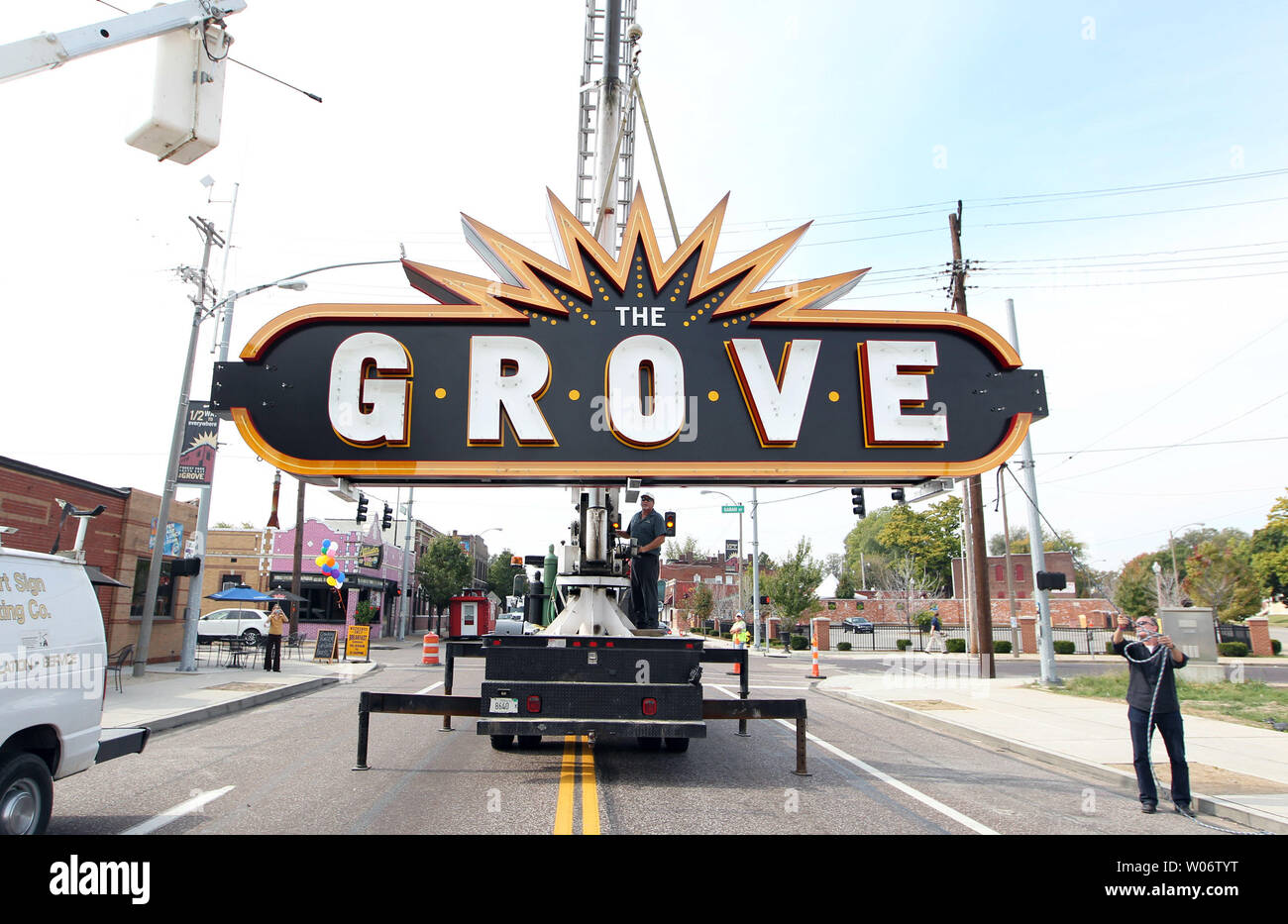 Arbeitnehmer langsam anheben, um ein neues "Grove" Nachbarschaft Zeichen in St. Louis am 12. Oktober 2010. Die Waldung Nachbarschaft hat eine Revitalisierung von heruntergekommen, leere Gebäude in einem belebten Viertel mit Restaurants, Bars, ein neues Gehäuse und neue Unternehmen erlebt. Die Waldung Zeichen von Leuchtstofflampen mit Strom versorgt, wurde in Boston gebaut und wiegt 1800 Pfund zu einem Preis von $ 50 tausend Dollar. Händler hoffen, dass die neue Beschilderung Menschen einladen, die neuen Nachtlokale zu besuchen. UPI/Rechnung Greenblatt Stockfoto