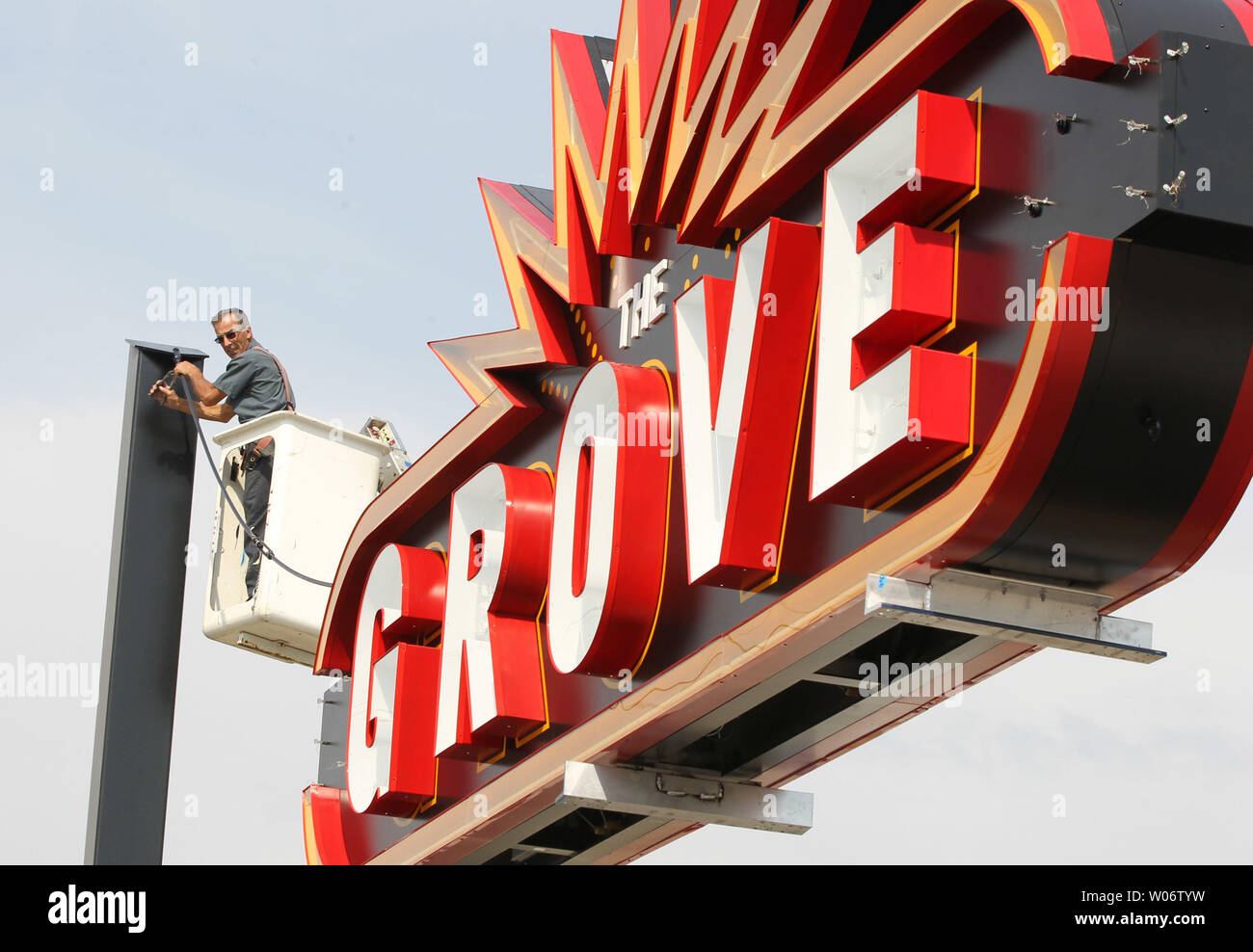 John Lambreit der Eberhart unterzeichnen und Beleuchtung Unternehmen von Glen Carbon, IL arbeitet eine neue "Grove" Nachbarschaft Zeichen in St. Louis am 12. Oktober 2010 zu setzen. Die Waldung Nachbarschaft hat eine Revitalisierung von heruntergekommen, leere Gebäude in einem belebten Viertel mit Restaurants, Bars, ein neues Gehäuse und neue Unternehmen erlebt. Die Waldung Zeichen von Leuchtstofflampen mit Strom versorgt, wurde in Boston gebaut und wiegt 1800 Pfund zu einem Preis von $ 50 tausend Dollar. Händler hoffen, dass die neue Beschilderung Menschen einladen, die neuen Nachtlokale zu besuchen. UPI/Rechnung Greenblatt Stockfoto