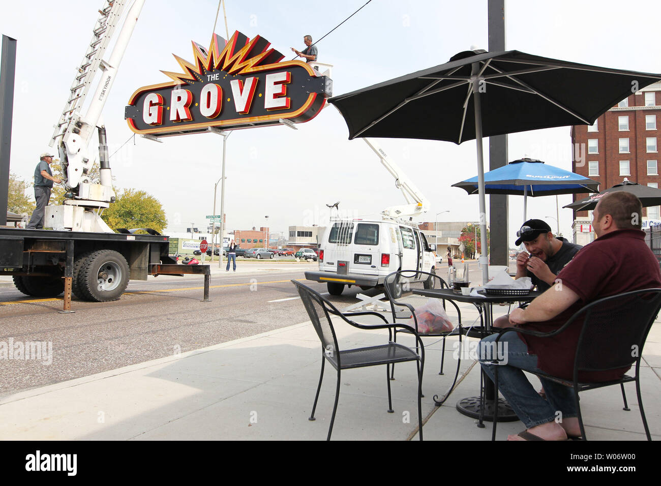 Diners auf der Rehab Bar & Grill genießen Sie Ihr Mittagessen als neue "Grove" Nachbarschaft Zeichen in St. Louis am 12. Oktober 2010 abgesenkt wird. Die Waldung Nachbarschaft hat eine Revitalisierung von heruntergekommen, leere Gebäude in einem belebten Viertel mit Restaurants, Bars, ein neues Gehäuse und neue Unternehmen erlebt. Die Waldung Zeichen von Leuchtstofflampen mit Strom versorgt, wurde in Boston gebaut und wiegt 1800 Pfund zu einem Preis von $ 50 tausend Dollar. Händler hoffen, dass die neue Beschilderung Menschen einladen, die neuen Nachtlokale zu besuchen. UPI/Rechnung Greenblatt Stockfoto