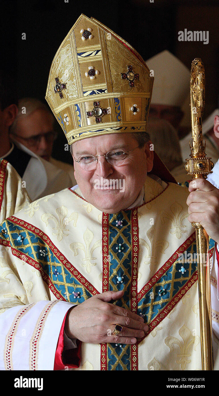 Ehemalige St. Louis Erzbischof Raymond Burke in diesem 8/17/2008 Datei foto gezeigt, hat einen neuen Kardinal von Papst Benedikt XVI. bei seinem regelmäßigen Mittwoch Publikum genannt worden im Vatikan am 20. Oktober 2010. Burke, 62, wurde in St. Louis, die für vier Jahre, bevor er im Jahr 2008 zum Leiter der Vatikanischen Obersten Gerichtshof geworden. UPI/Rechnung Greenblatt/Dateien Stockfoto