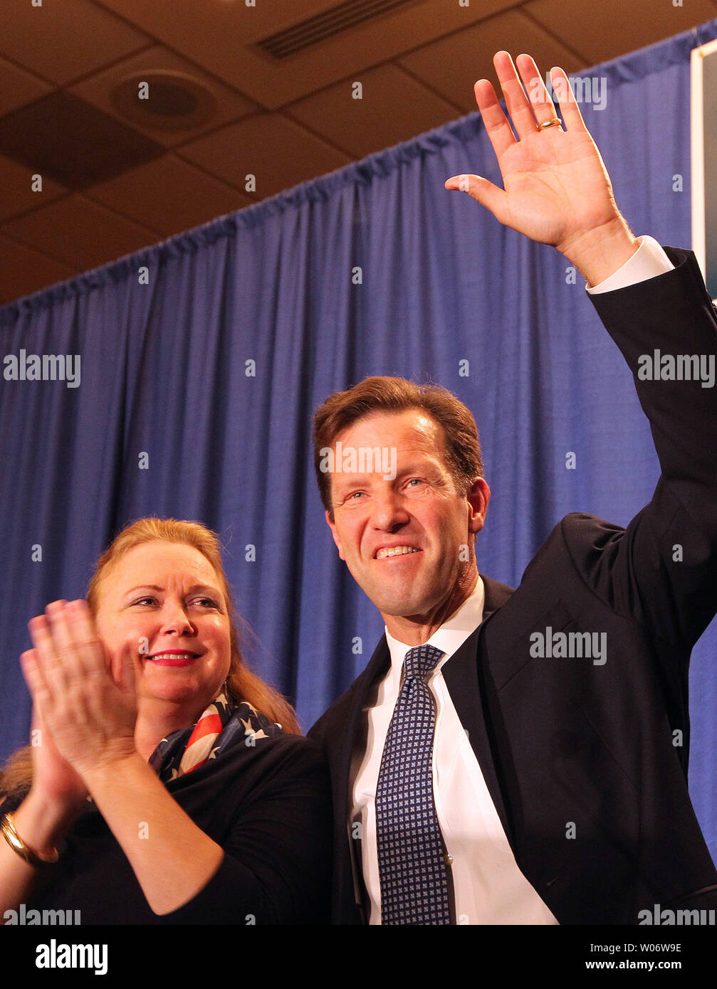 Missouri Rep. Russ Carnahan Wellen zu Unterstützer mit Frau Debra während einer Wahlkampagne Night Watch Party in St. Louis am 2. November 2010. Carnahan versucht zu halten auf seinem Sitz von republikanischen Ed Martin angefochten wird. UPI/Rechnung Greenblatt Stockfoto