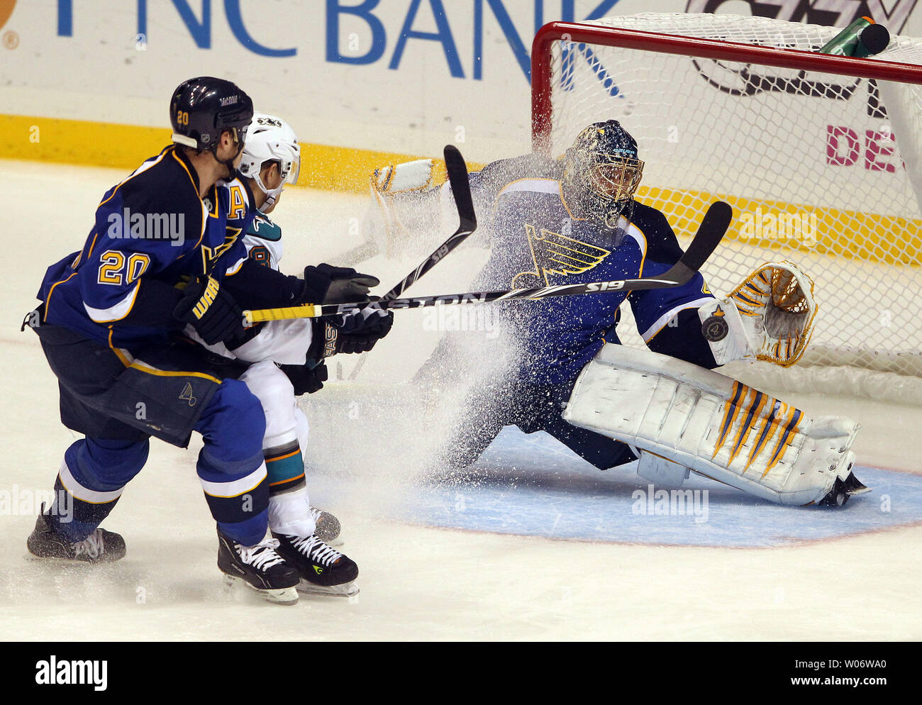 St. Louis Blues Torwart Jaroslav Ebene macht einen Handschuh auf einen Schuß durch San Jose Haifische Joe Pavelski in der ersten Periode im Scottrade Center in St. Louis am 4. November 2010 speichern. UPI/Rechnung Greenblatt Stockfoto
