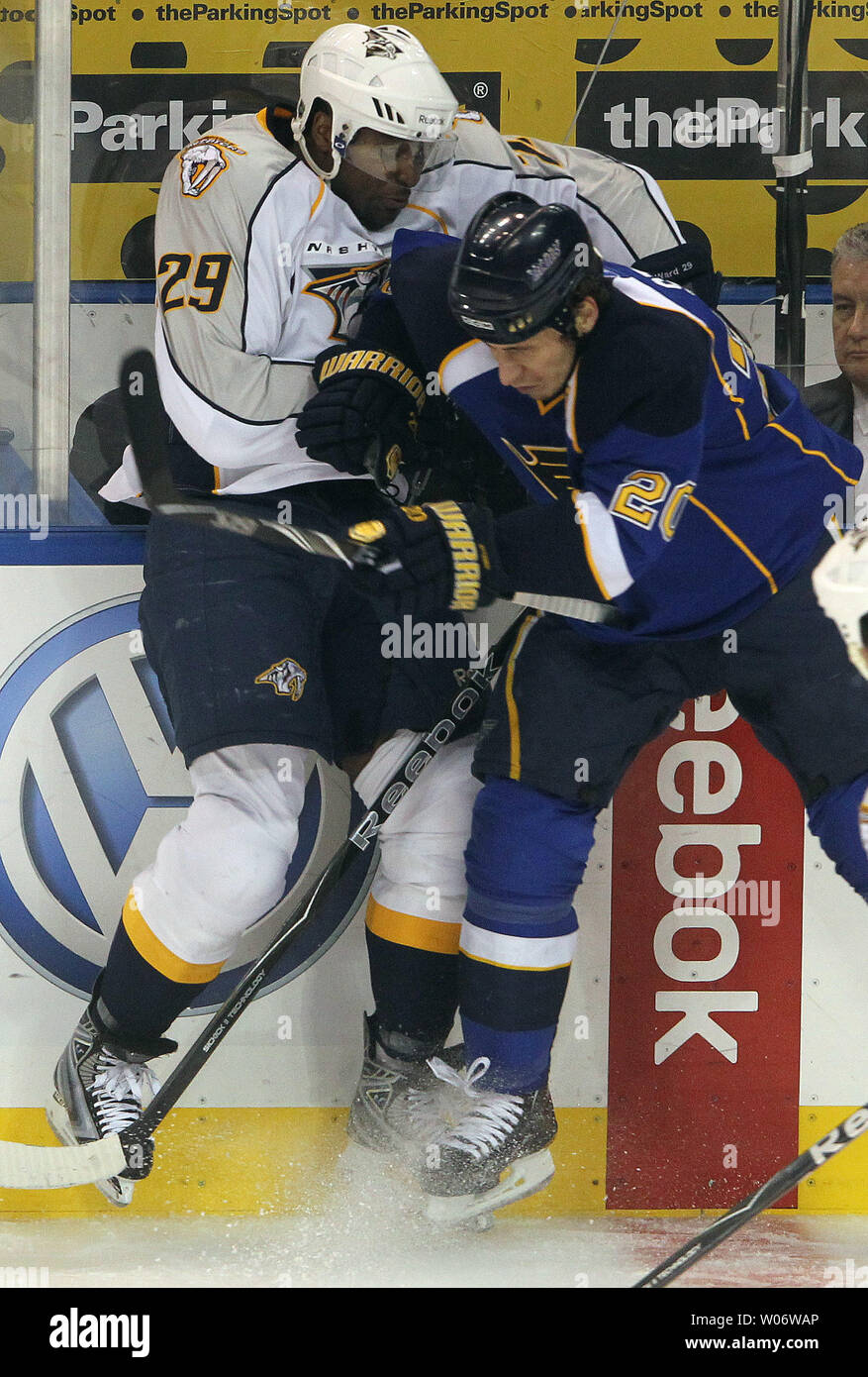 St. Louis Blues Alexander Steen (R) und Nashville Predators Joel Ward kollidieren in der ersten Periode im Scottrade Center in St. Louis am 11. November 2010. UPI/Rechnung Greenblatt Stockfoto