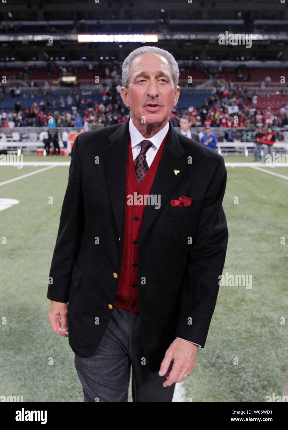 Atlanta Falcons Inhaber Arthur Blank geht weg das Feld nach einem 34-17 über den St. Louis Rams an der Edward Jones Dome in St. Louis am 21. November 2010 zu gewinnen. UPI/Rechnung Greenblatt Stockfoto