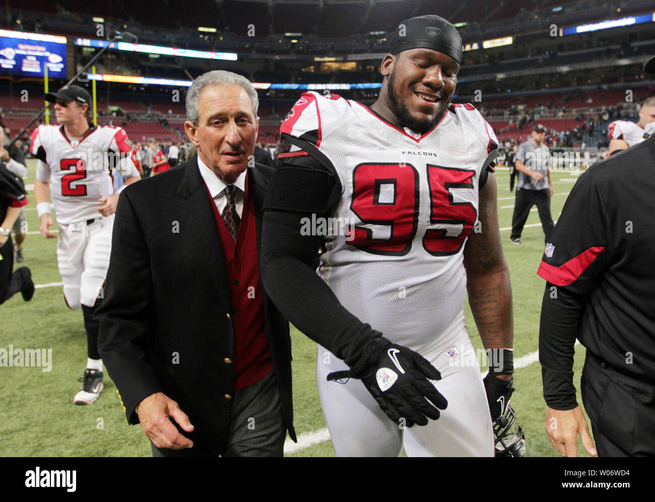 Atlanta Falcons Inhaber Arthur Blank geht weg vom Feld mit Jonathan Babineaux nach einem 34-17 über den St. Louis Rams an der Edward Jones Dome in St. Louis am 21. November 2010 zu gewinnen. UPI/Rechnung Greenblatt Stockfoto