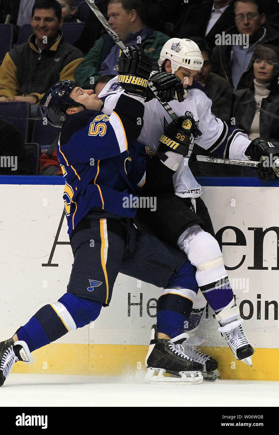 Los Angeles Kings Ryan Smyth (R) und St. Louis Blues Cam Janssen kollidieren in der ersten Periode im Scottrade Center in St. Louis am 16. Dezember 2010. UPI/Rechnung Greenblatt Stockfoto