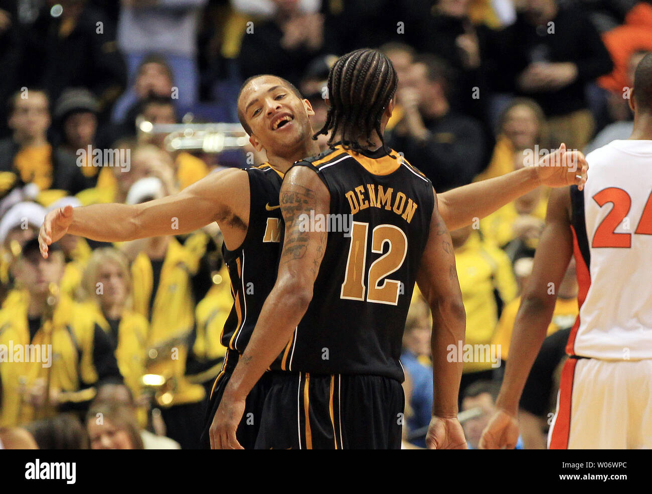 Missouri Tiger Michael Dixon (L) bereitet die Umarmung Teamkollege Marcus Denmon als Zeit in der jährlichen "Braggin 'Rechte' Spiel gegen Illinois läuft Scottrade Center in St. Louis am 22. Dezember 2010. Missouri gewann das Spiel 75-64. UPI/Rechnung Greenblatt Stockfoto