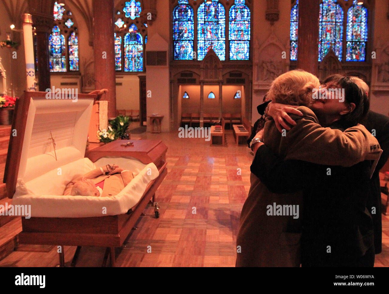 Colleen Starkloff grüßt Trauernde vor dem Sarg ihres Mannes Max Starkloff, ein Aktivist für die Rechte der Behinderten, während seiner Beerdigung in St. Louis am 4. Januar 2011. Starkloff, der am 27. Dezember 2010 starb im Alter von 73 Jahren, gründete Paraquad, eine bahnbrechende Zentrum für selbstbestimmtes Leben und im Jahr 2003 Mitbegründer der Starkloff Behinderung Institut. Seine Befürwortung gesichert Rechtsvorschriften für die First-in-der Nation öffentlich Verbesserungen wie bändigen Schnitte, Behinderten-Parkplätze, City Bus Aufzüge und der Übergang von der Sehenswürdigkeit Amerikaner mit Behinderungen Act im Jahr 1990. Starkloff war Mitbegründer der Nationalen Stockfoto