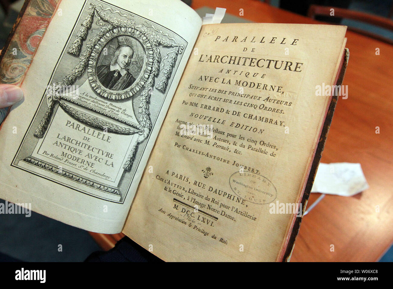 Anne Posega, Leiter der Spezialsammlungen an der Washington Universität Olin Library, hält ein Buch einmal von Thomas Jefferson in St. Louis am 24. Februar 2011 gehört. Die Thomas Jefferson Foundation und der Washington University in St. Louis kündigte die Entdeckung von Monticello Gelehrte, die eine Sammlung von Büchern, gehalten für 131 Jahre in den Bibliotheken an der Washington University in St. Louis, ursprünglich Teil des persönlichen Thomas Jefferson's Bibliothek waren. UPI/Rechnung Greenblatt Stockfoto