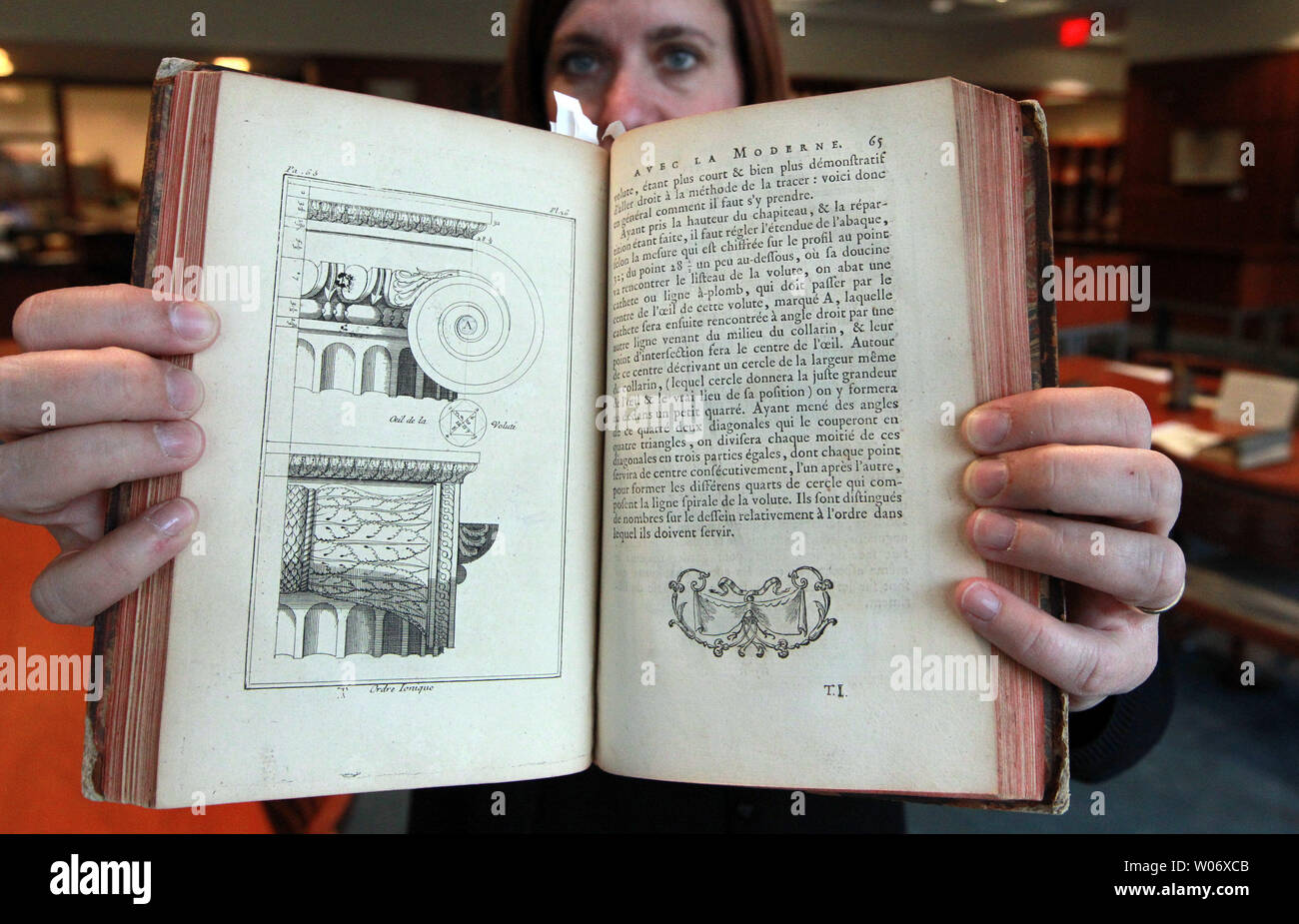 Anne Posega, Leiter der Spezialsammlungen an der Washington Universität Olin Library, verweist auf ein Buch von Thomas Jefferson owened in St. Louis am 24. Februar 2011. Die Thomas Jefferson Foundation und der Washington University in St. Louis kündigte die Entdeckung von Monticello Gelehrte, die eine Sammlung von Büchern, gehalten für 131 Jahre in den Bibliotheken an der Washington University in St. Louis, ursprünglich Teil des persönlichen Thomas Jefferson's Bibliothek waren. UPI/Rechnung Greenblatt Stockfoto