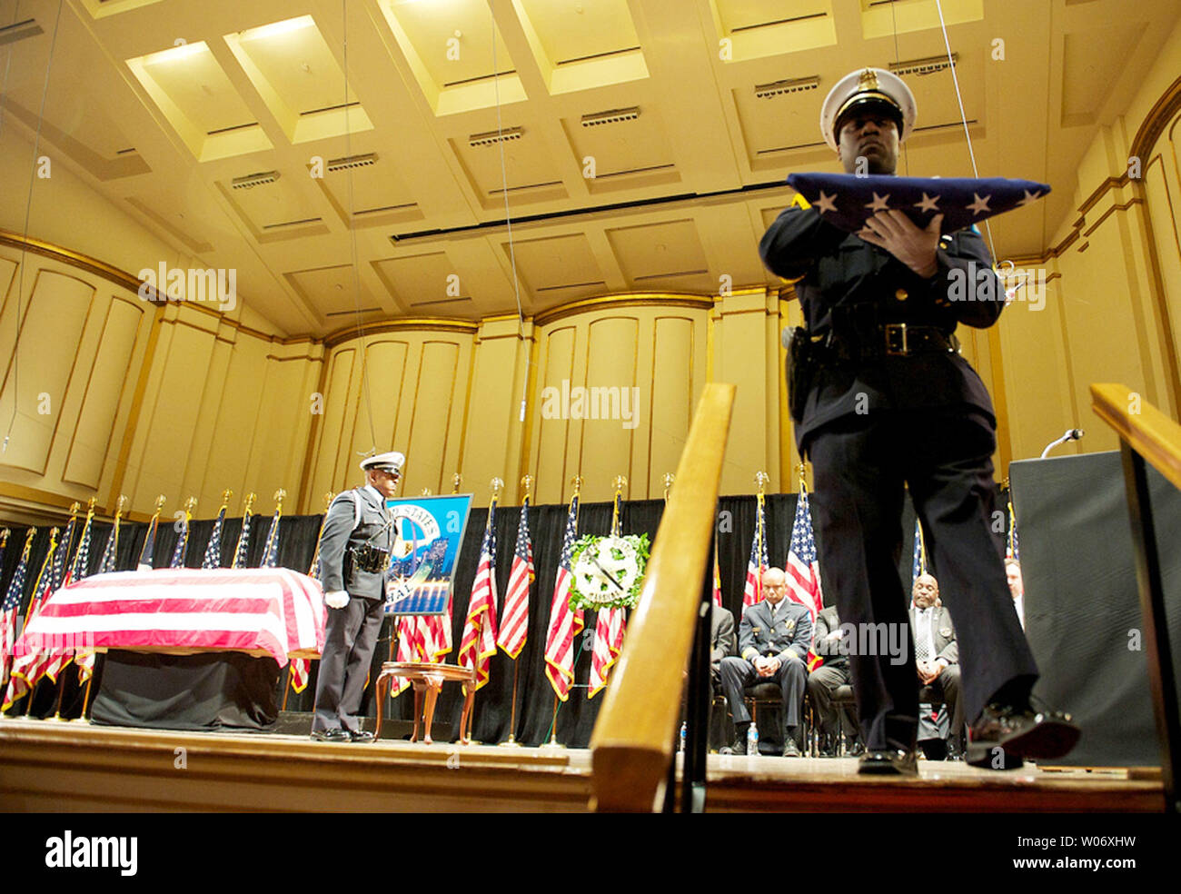 Ein Mitglied der St. Louis Police Department Ehrengarde bereitet eine amerikanische Flagge zu der Familie der Stellvertretende US Marshal John Perry während einer Trauerfeier an der Powell Symphony Hall in St. Louis am 13. März 2011 zu liefern. Perry, 48, starb 13. März von Schusswunden, während ein Haftbefehl an einem Haus dienen. UPI/Shane T. McCoy/US Marshals Stockfoto