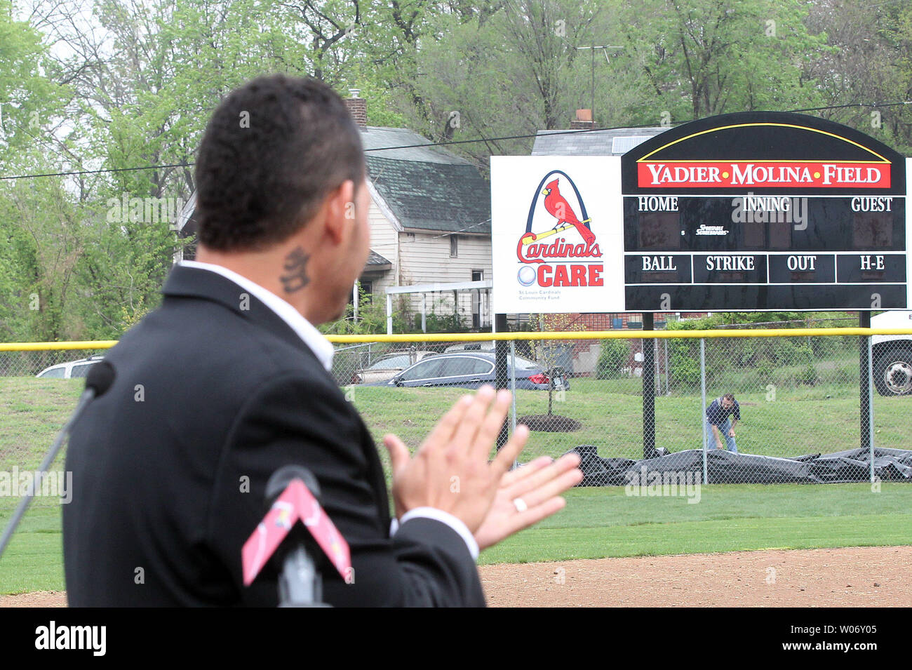 St. Louis Cardinals catcher Yadier Molina claps als Abdeckung ist auf der Anzeigetafel fallengelassen, Einweihung des Yadier Molina Feld in Wellston, Missouri am 19. April 2011. St. Louis Cardinals, die karitative Arm der Kardinäle Baseball Team, das Feld von einem leeren Grundstück für die Nachbarschaft Kinder organisiert, Baseball zu spielen. Das Feld ist das 19 Feld von Kardinälen Sorgfalt gebaut. UPI/Rechnung Greenblatt Stockfoto