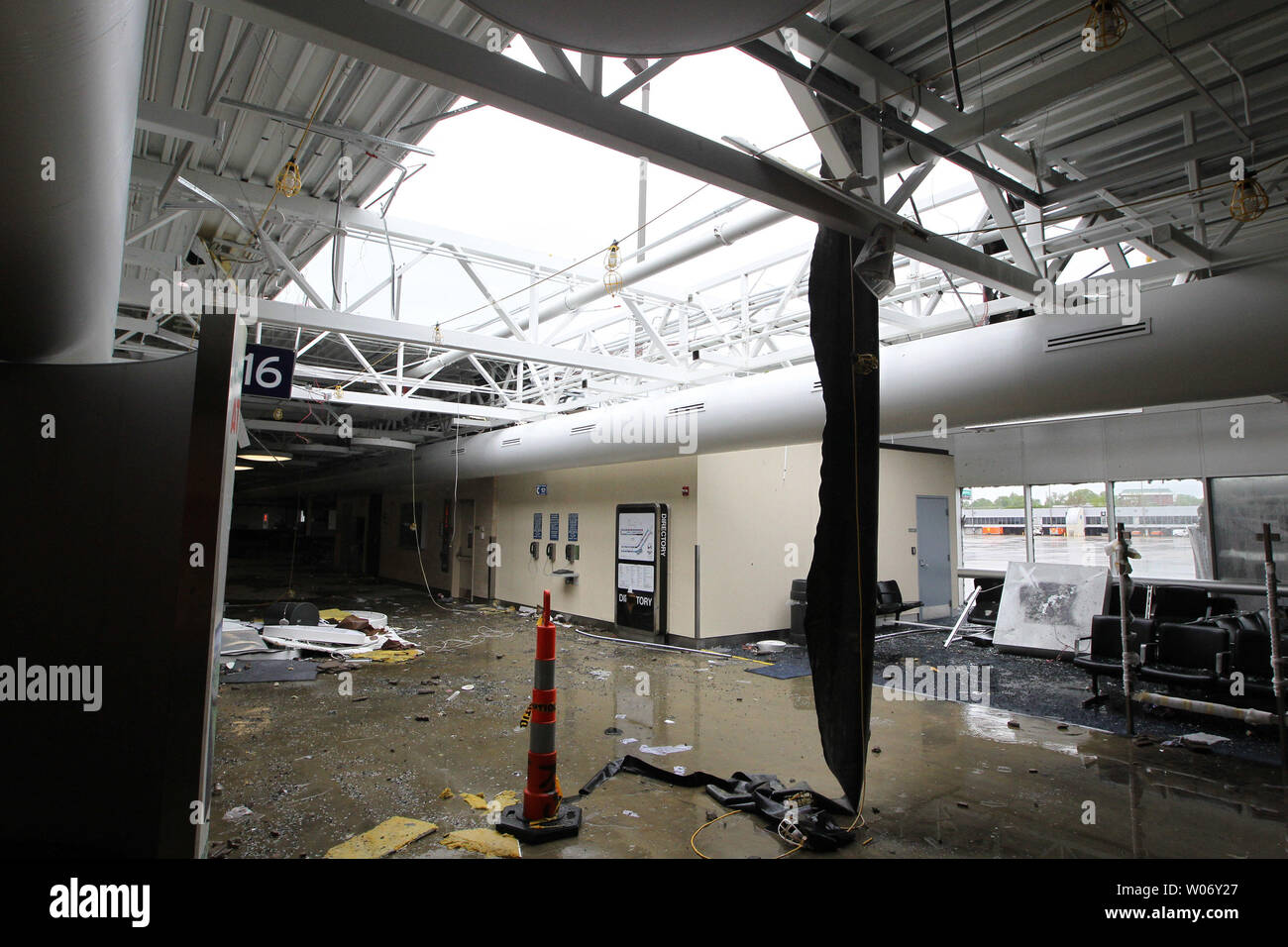 Beschädigung der C-Halle ist umfangreich an Lambert-St. Louis International Airport in St. Louis am 23. April 2011. Der Flughafen ist auf unbestimmte Zeit geschlossen, nachdem starke Winde den Flughafen auf 4/22. UPI/Rechnung Greenblatt Stockfoto