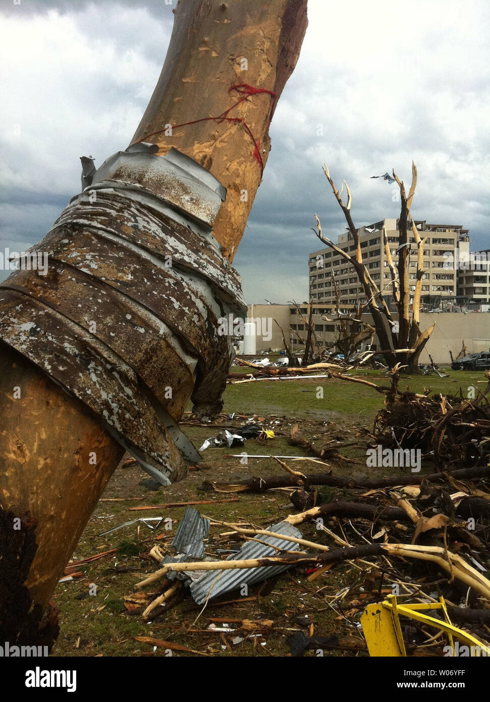 Metall ist um einen Baum in der Nähe von Saint Johns Krankenhaus in Joplin, Missouri am 23. Mai 2011. Ein tödlicher Tornado schlug die kleine südwestlichen Missouri Stadt am 22.Mai 2011. Beamte sagen, daß die Tornado ein Weg eine Meile breit und vier Meilen und zerstörte über 2000 Wohnungen und Unternehmen, einschließlich des Krankenhauses. 116 Bisher enthalten. UPI/Rick Meyer Stockfoto