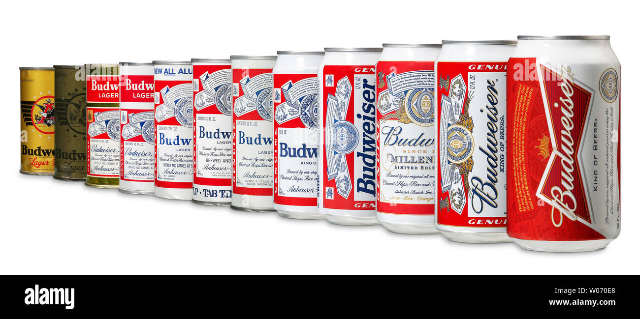 Anheuser-Busch InBev hat eine neue Budweiser kann das macht den beerÕs bowtie Logo mehr einer Anlaufstelle in St. Louis am 3. August 2011 aufgedeckt. Die neuen CAN-Design (ganz rechts) ist BudweiserÕs 12 da Anheuser-Busch anfing, das Flaggschiff der Marke in Dosen in 1936. Die neuen Dosen werden auf den Regalen später in diesem Sommer gesehen werden. UPI/Anheuser-Busch InBev Stockfoto