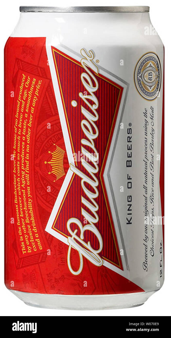 Anheuser-Busch InBev hat eine neue Budweiser kann das macht den beerÕs bowtie Logo mehr einer Anlaufstelle in St. Louis am 3. August 2011 aufgedeckt. Das neue Design ist seit 12 BudweiserÕs Anheuser-Busch anfing, das Flaggschiff der Marke in Dosen in 1936. Die neuen Dosen werden auf den Regalen später in diesem Sommer gesehen werden. UPI/Anheuser-Busch InBev Stockfoto