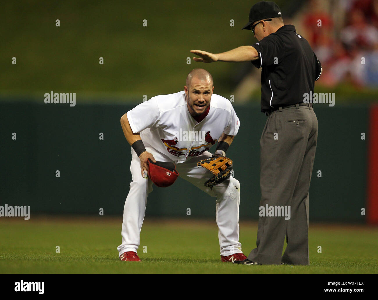 St. Louis Cardinals centerfielder Überspringen Schumaker argumentiert, dass er einen Ball vom Schläger von Philadelphia Phillies Carlos Ruiz im achten Inning gefangen als Schiedsrichter Jerry Mahlzeiten signalisiert, dass er nicht in Spiel 3 der Nlds am Busch Stadium in St. Louis am 4. Oktober 2011. Schiedsrichter später ändert den Anruf, er war als Philadelphia das Spiel 3-2 gewonnen. UPI/Rechnung Greenblatt Stockfoto