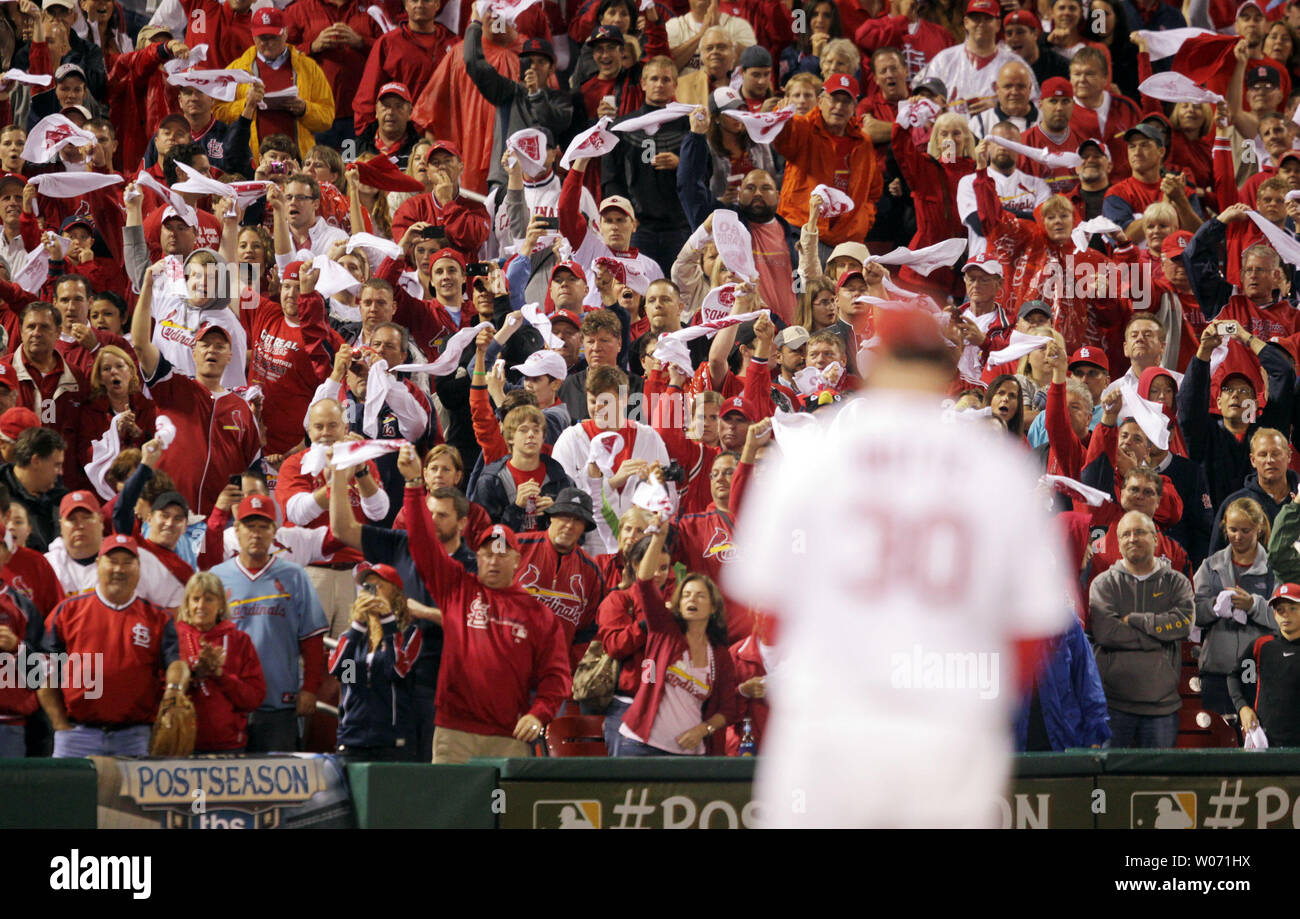 Fans Welle ihre Rallye Handtücher, St. Louis Cardinals Krug Jason Motte liefert ein Pitch im neunten Inning gegen die Milwaukee Brewers in Spiel 3 in der Nlcs am Busch Stadium in St. Louis am 12. Oktober 2011. St. Louis gewann das Spiel 4-3. UPI/Rechnung Greenblatt Stockfoto