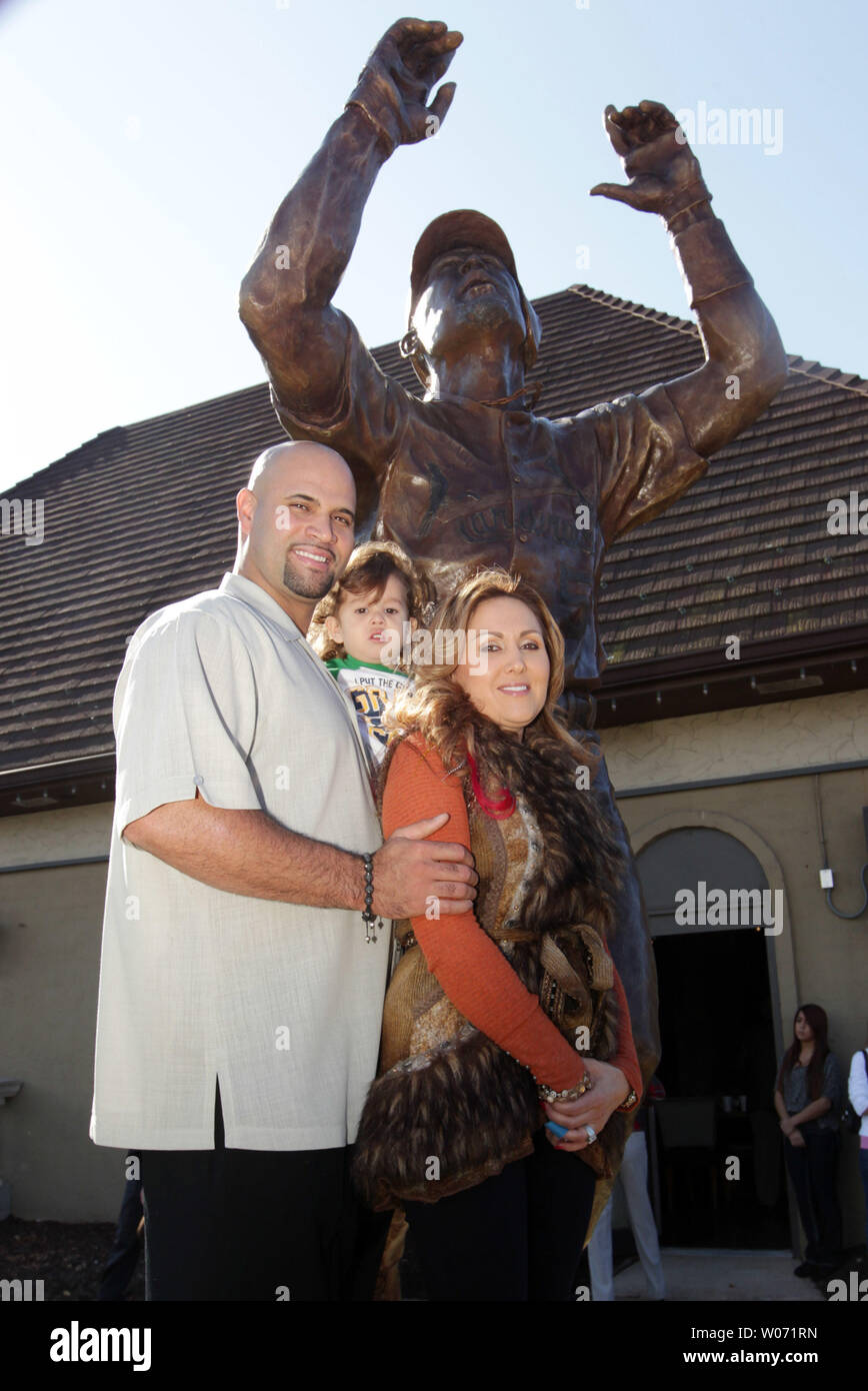 St. Louis Cardinals Albert Pujols, Frau Dedra und Sohn Ezra (2) Posieren vor der neuen Albert Pujols Statue, gerade am Pujols 5 Restaurant in Maryland Heights, Missouri am 2. November 2011 vorgestellt. Geld für die "10-foot, 1100 Pfund Bronze und Edelstahl Statue wurde von einem anonymen Spender gespendet. Die Statue ehrt die Kardinäle Slugger Baseball für seine Karriere und seine Arbeit mit dem Pujols Family Foundation. UPI/Rechnung Greenblatt Stockfoto