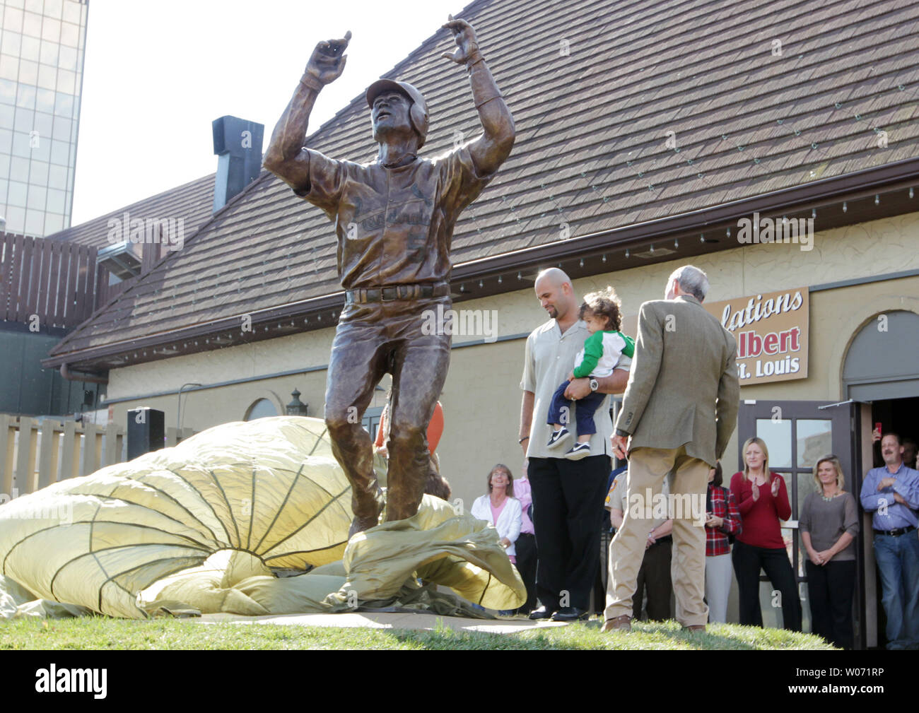 St. Louis Cardinals Albert Pujols, holding Sohn Ezra (2) enthüllt die neuen Albert Pujols statue am Pujols 5 Restaurant in Maryland Heights, Missouri am 2. November 2011. Geld für die "10-foot, 1100 Pfund Bronze und Edelstahl Statue wurde von einem anonymen Spender gespendet. Die Statue ehrt die Kardinäle Slugger Baseball für seine Karriere und seine Arbeit mit dem Pujols Family Foundation. UPI/Rechnung Greenblatt Stockfoto