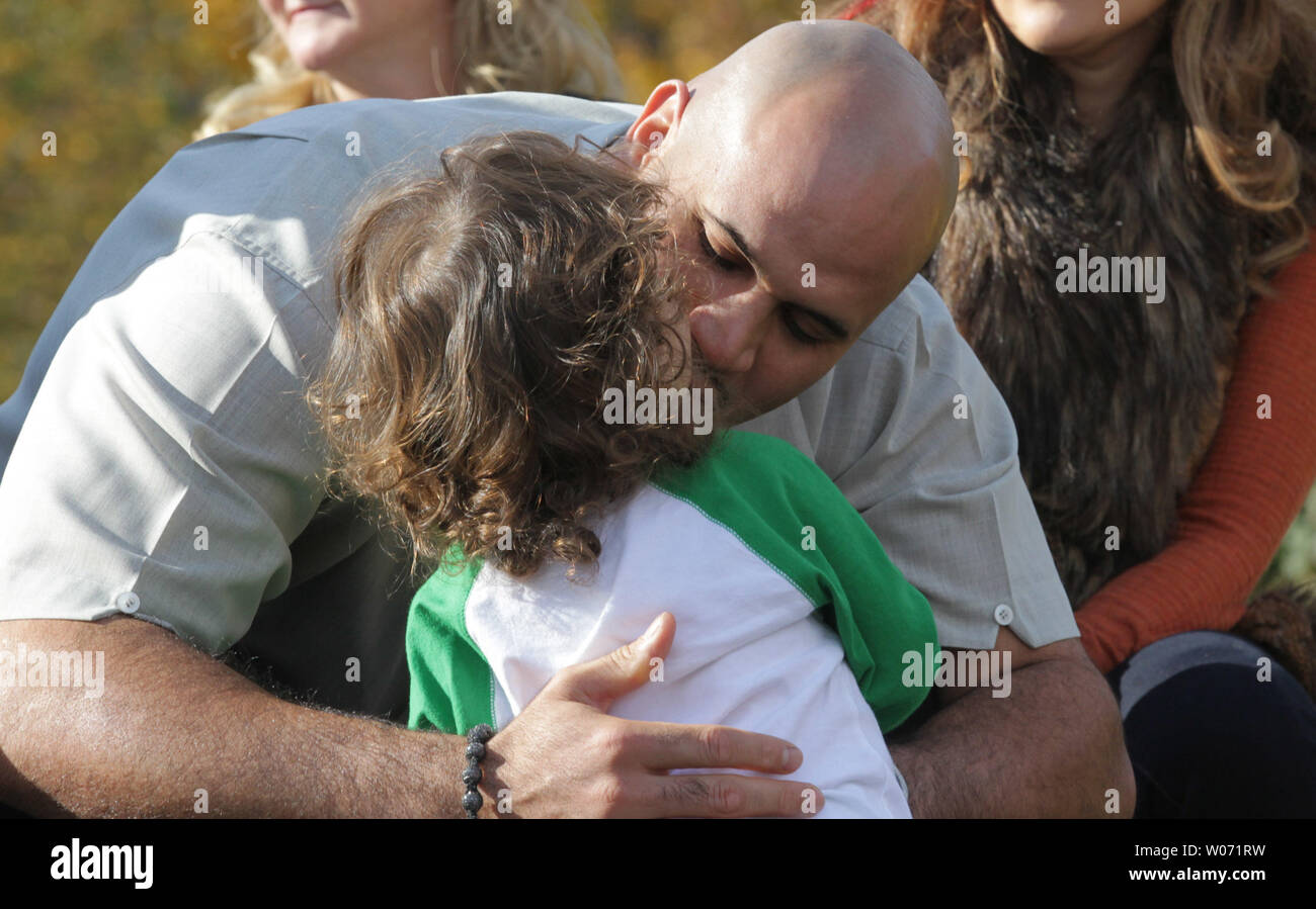 St. Louis Cardinals Albert Pujols küsse Sohn Ezra (2) während der enthüllung Zeremonien des neuen Pujols statue am Pujols 5 Restaurant in Maryland Heights, Missouri am 2. November 2011. Geld für die "10-foot, 1100 Pfund Bronze und Edelstahl Statue wurde von einem anonymen Spender gespendet. Die Statue ehrt die Kardinäle Slugger Baseball für seine Karriere und seine Arbeit mit dem Pujols Family Foundation. UPI/Rechnung Greenblatt Stockfoto