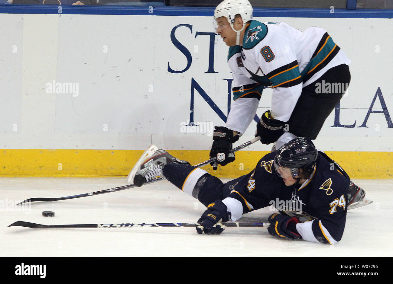 St. Louis Blues T.J. Oshie (74) versucht den Puck aus San Jose Sharks Joe Pavelski aus dem Eis in der ersten Periode im Scottrade Center in St. Louis am 10. Dezember 2011 halten. UPI/Rechnung Greenblatt Stockfoto