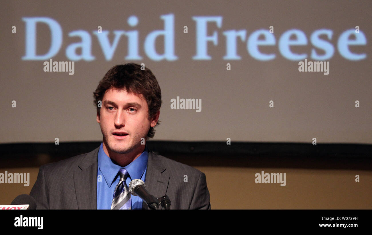 St. Louis Cardinals David Freese gibt seine Dankesrede während des Missouri Athletic Club Jack Buck Sports Awards in St. Louis am 15. Dezember 2011. Freese war die Hometown Hero Award ausgezeichnet, jetzt der David Freese Award umbenannt. Freese ist Mitglied der 2011 Weltmeister St. Louis Cardinals. UPI/Rechnung Greenblatt Stockfoto