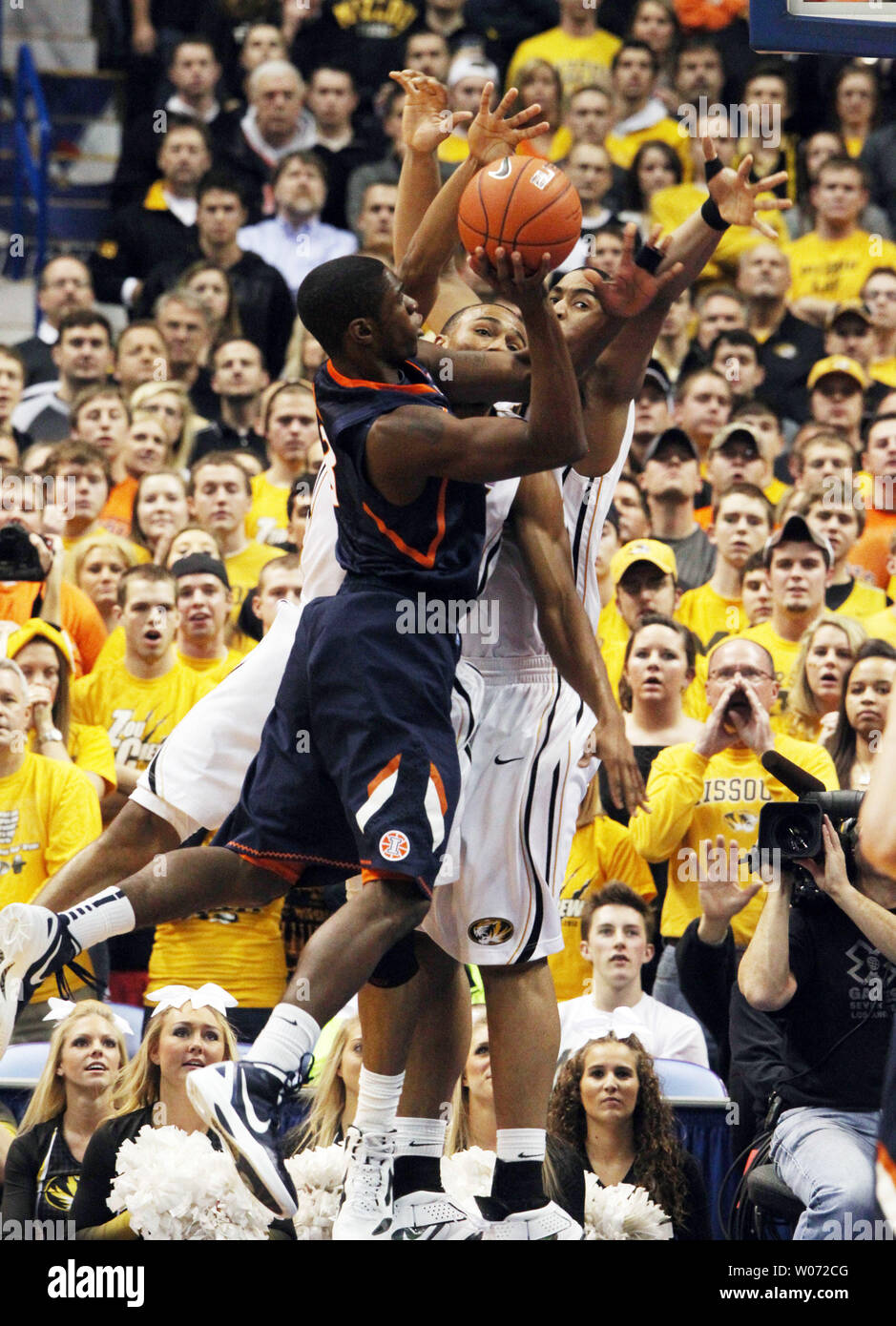 Illinois Fighting Illini Brandon Paul nimmt einen Schuß als Missouri Tiger Matt Preesey und Steve Moore in der ersten Hälfte des jährlichen Braggin' Rechte Spiel Verteidigen im Scottrade Center in St. Louis am 22. Dezember 2011. Missouri gewann das Spiel 78-74. UPI/Rechnung Greenblatt Stockfoto