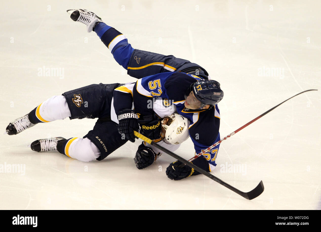 St. Louis Blues David Perron (57) fällt auf Nashville Predators Martin Erat in der ersten Periode im Scottrade Center in St. Louis am 30. Dezember 2011. UPI/Rechnung Greenblatt Stockfoto