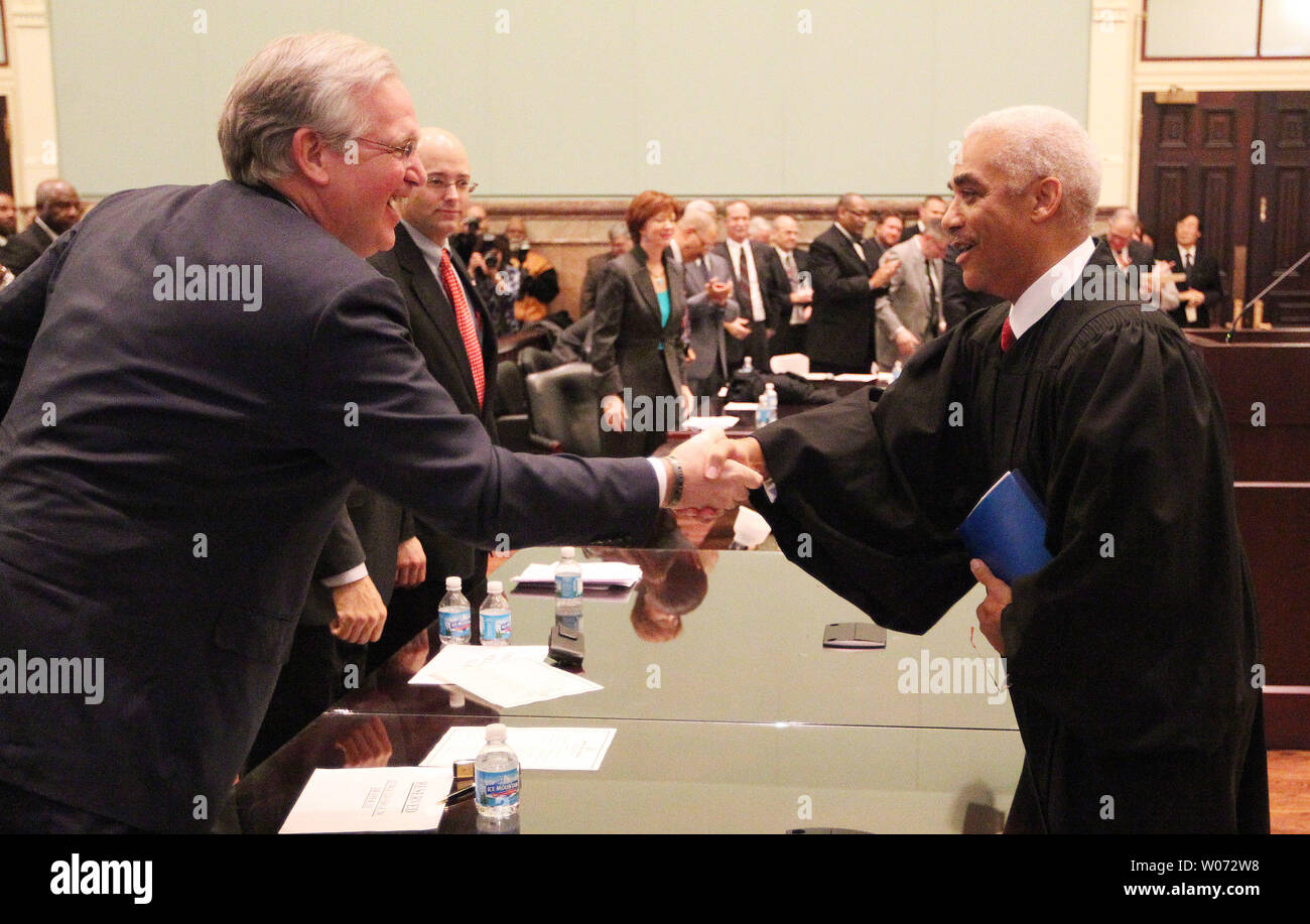 Missouri Gouverneur Jay Nixon (L) rüttelt Hände mit neuen Missouri Supreme Court Richter George Draper III nach seiner Vereidigung Zeremonie in St. Louis am 10. Februar 2012. Draper wird der zweite African American in Missouri auf das höchste Gericht des Staates zu dienen. Draper füllt den Sitz durch Richter Michael A. Wolff, der im August in den Ruhestand eine Lehrtätigkeit an der Saint Louis University School of Law wieder geräumt. UPI/Rechnung Greenblatt Stockfoto