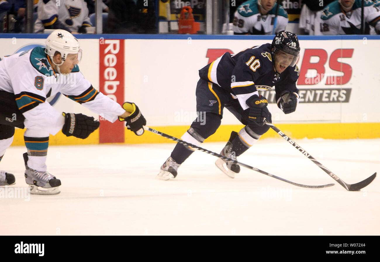 St. Louis Blues Andy McDonald (10) Wird der Puck vor San Jose Haifische Joe Pavelski in der ersten Periode im Scottrade Center in St. Louis am 12 Februar, 2012. UPI/Rechnung Greenblatt Stockfoto