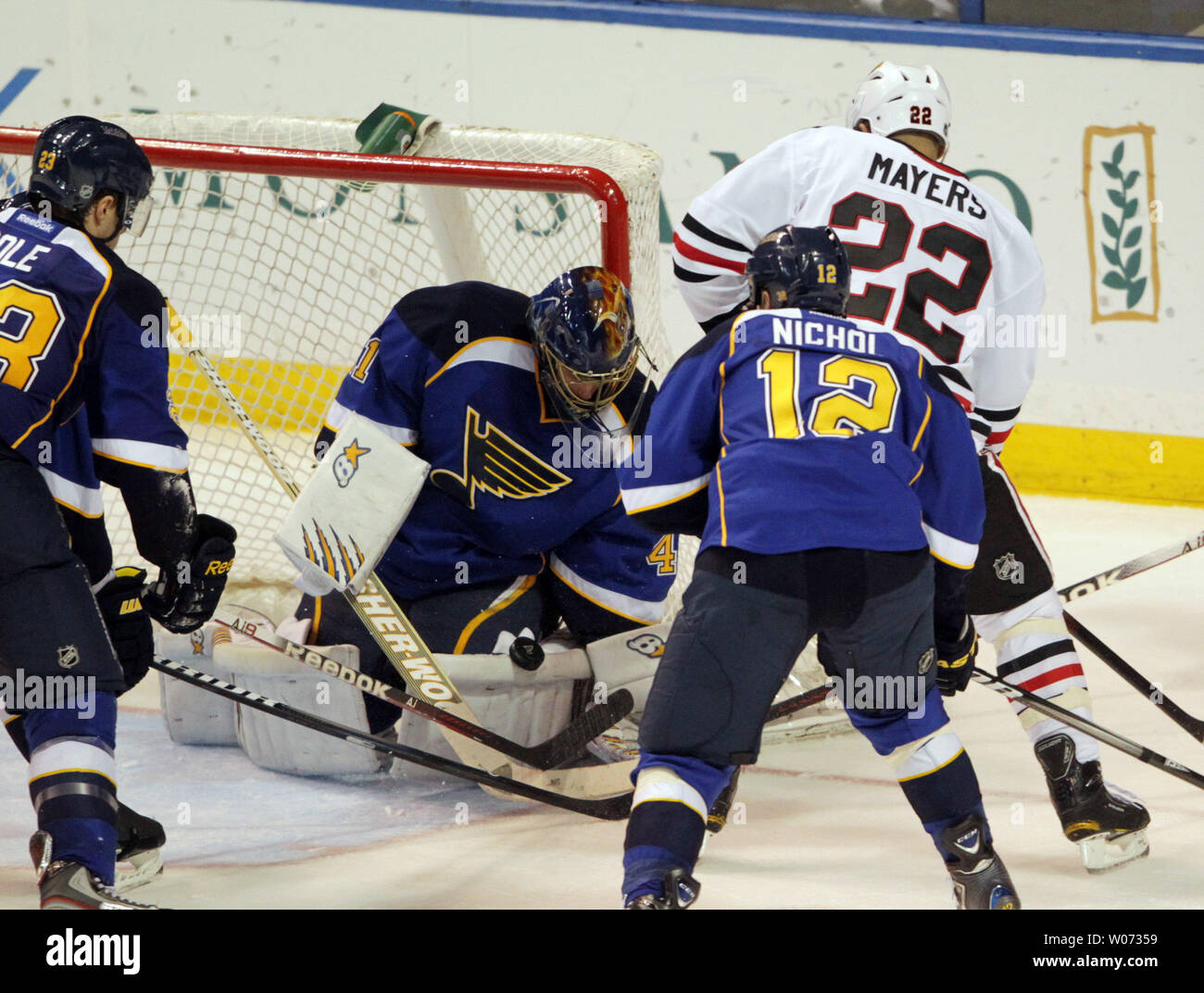 St. Louis Blues Torwart Jaroslav kahle Gebirge der Slowakei macht ein Speichern auf einen Puck geschossen von Chicago Blackhawks Jamal Mayers in der dritten Periode im Scottrade Center in St. Louis am 6. März 2012. St. Louis gewann das Spiel 5-1. UPI/Rechnung Greenblatt Stockfoto