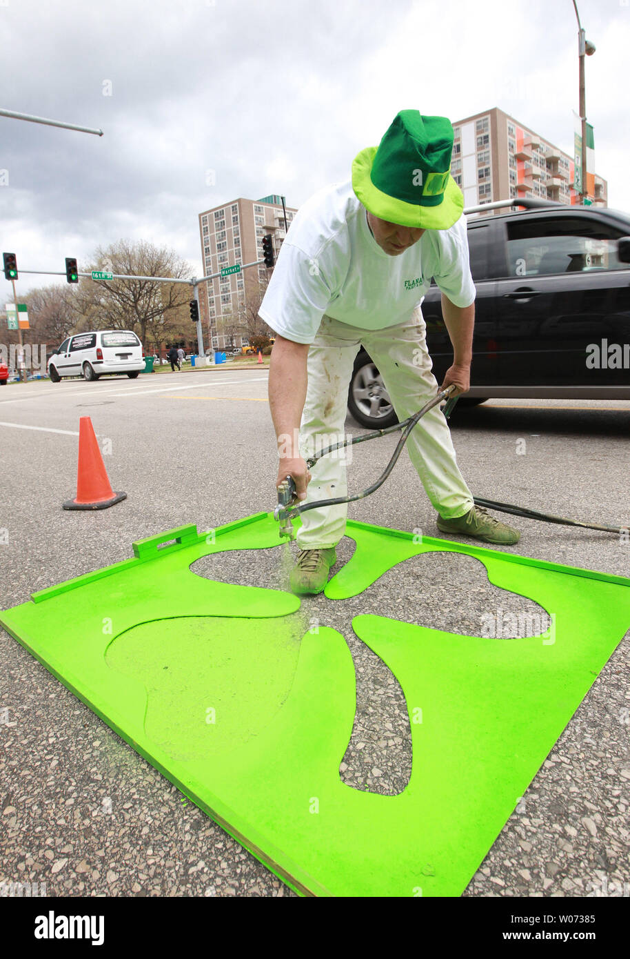 Don Nelson von der St. Louis Straßen Abteilung Sprays ein vierblättriges Kleeblatt auf der Market Street, St. Louis bereitet sich für St. Patricks Day am 16. März 2012. St. Louis wird eine 5k laufen, und die Parade, die über 100 gehören schwebt am 17. März 2012. UPI/Rechnung Greenblatt Stockfoto