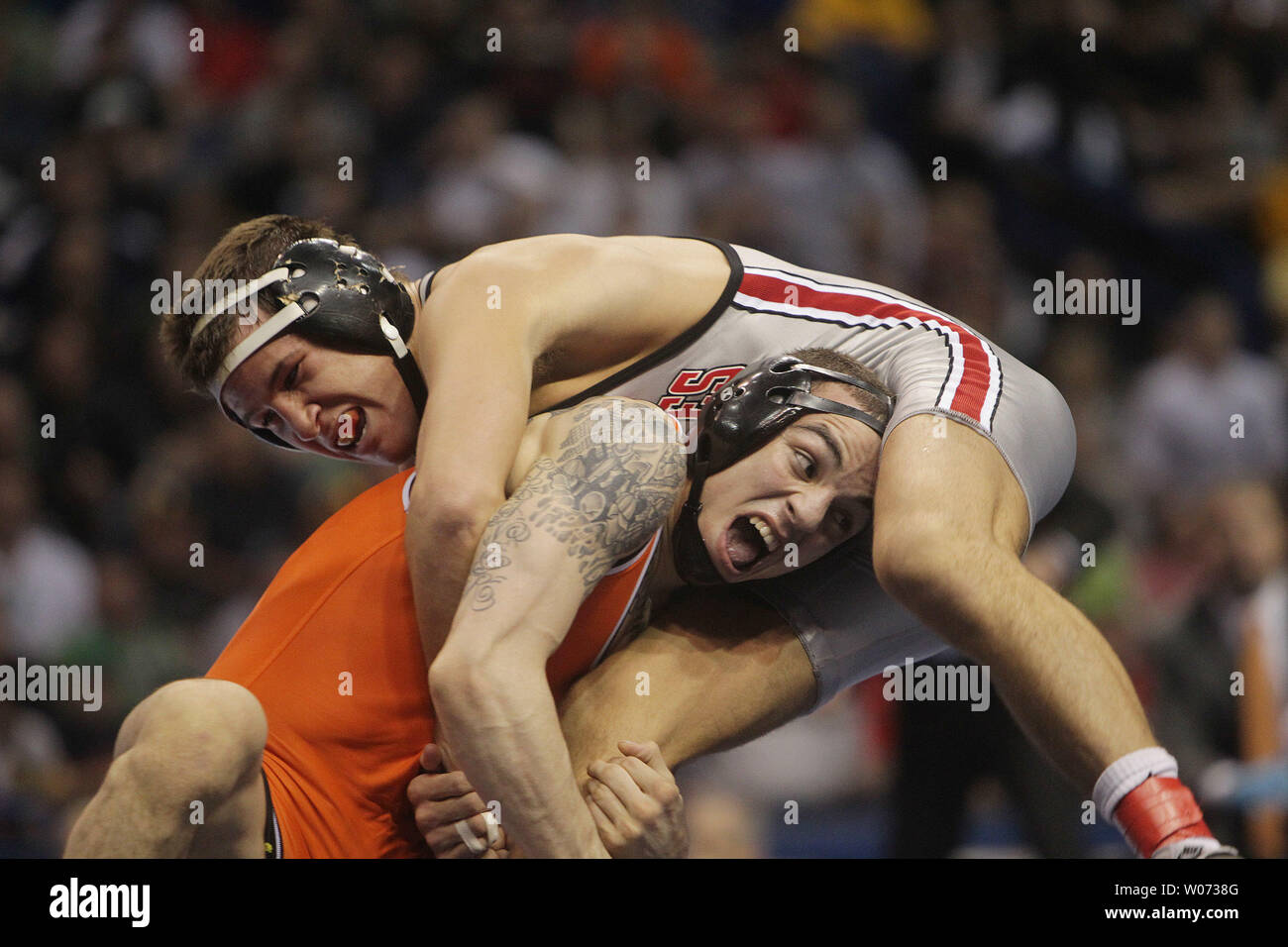 Logan Stieber der Ohio State University bleibt oben Jordanien Oliver von der Oklahoma State University, wie sie in der 133 Pfund Gewicht klasse Match während der 2012 NCAA Division 1 Wrestling Meisterschaften an der Scottrade Center in St. Louis am 17. März 2012 ringen. Stieber gewann das Match. UPI/Rechnung Greenblatt Stockfoto