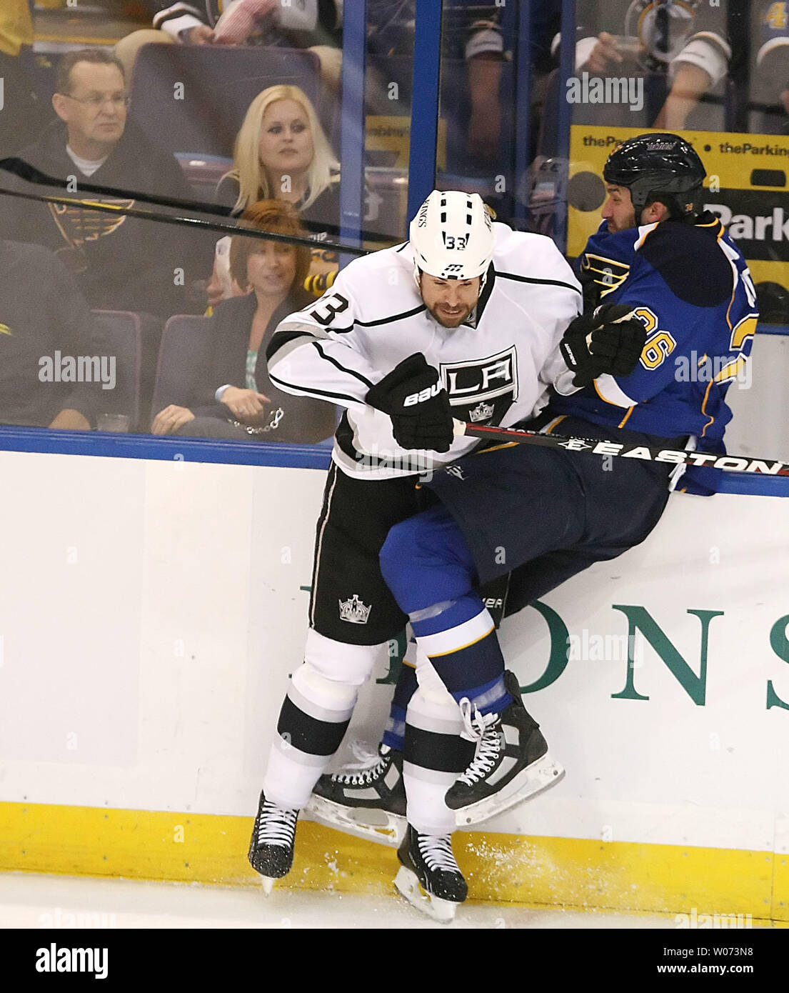 St. Louis Blues B.J. Crombeen (26) Kommt die Bretter von den Los Angeles Kings Willie Mitchell (33) in Spiel eins der Konferenz-halbfinalen der Stanley Cup Playoffs im Scottrade Center in St. Louis am 28. April 2012. UPI/John boman Stockfoto
