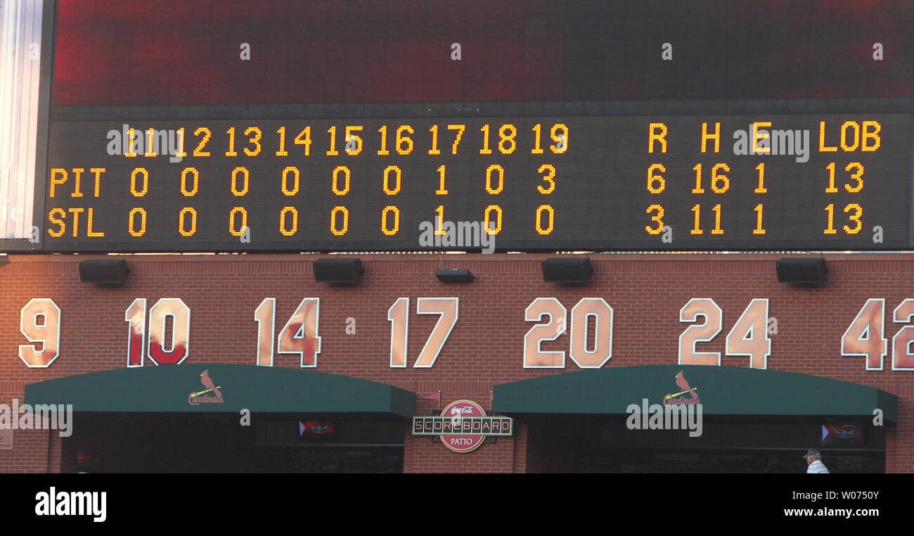 Die Busch Stadium scoreboard zeigt die Ergebnisse einer 6 Stunde 6 Minute Spiel zwischen den Pittsburgh Pirates und die St. Louis Cardinals in St. Louis am 19 August, 2012. Pittsburgh überdauerte St. Louis 6-3 in 19 Innings. UPI/Rechnung Greenblatt Stockfoto