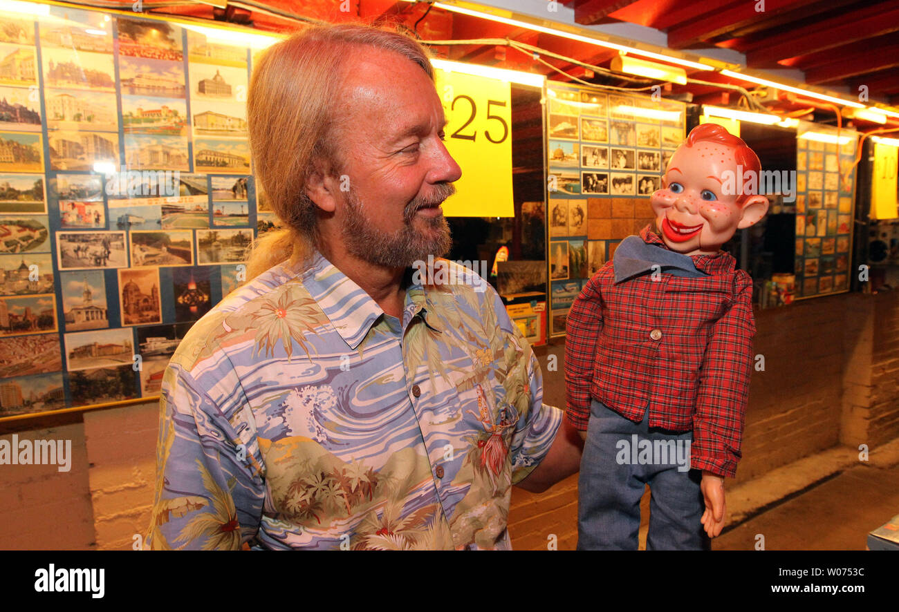 Joe Edwards, Inhaber von Blueberry Hill Restaurant betreibt einen Howdy Doody Puppe bei einem Verkauf von 40 Jahren der Erinnerungsstücke an der berühmten Hamburger gemeinsame in University City, Missouri am 2. September 2012. Blueberry Hill ist ein Landmark Restaurant und Musik Club mit Popkultur Memorabilia gefüllt. 50 Rocker Chuck Berry führt einmal im Monat gibt. UPI/Rechnung Greenblatt Stockfoto