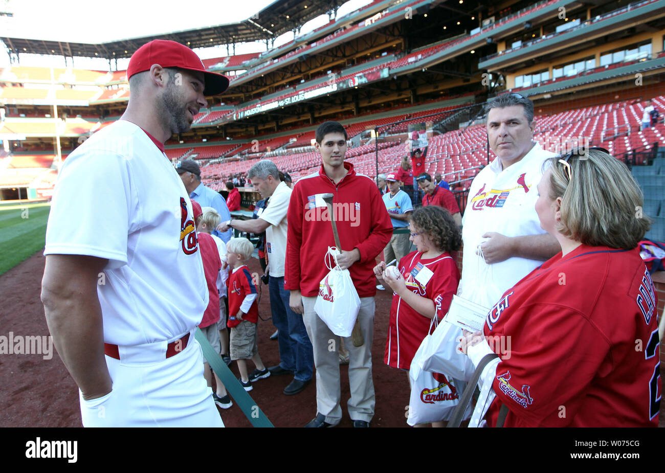St. Louis Cardinals Krug Chris Carpenter Gespräche mit Fans vor einem Spiel gegen die Houston Astros am Busch Stadium in St. Louis am 18. September 2012. Tischler ist geplant für das erste Mal zu der Aufstellung, um diese Jahreszeit, wenn er gegen die Chicago Cubs am 21. September 2012 wirft. Tischler hat sich seit der World Series 2011, Wiederherstellung von schulterchirurgie. UPI/Rechnung Greenblatt Stockfoto