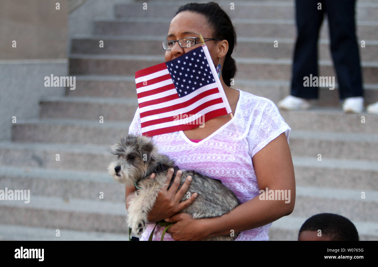 Eine Parade - goer findet eine andere Art der Darstellung ihrer amerikanischen Flagge, während Sie ihrem Hund hält, während Einheiten in den Veterans Day Parade in der Innenstadt von St. Louis am 10. November 2012 übergeben. UPI/Rechnung Greenblatt Stockfoto
