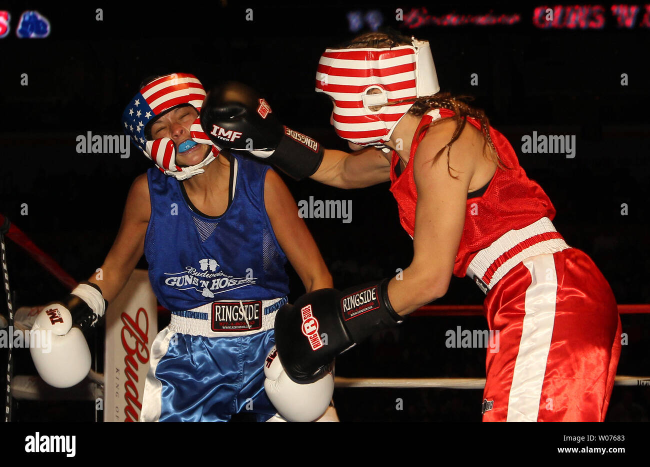 Kelly Kennon der Union Feuerwehr verbindet sich mit dem Gesicht von Julie Reynolds der St. Louis Police Department in der ersten Runde der Pistolen und Schläuche Boxen Showdown in St. Louis am 21. November 2012. Die jährliche Veranstaltung in seinem 26. Jahr, nutzen die familys von Polizei, Feuerwehr und EMS Personal, die in der Linie der Aufgabe getötet wurden. UPI/Rechnung Greenblatt Stockfoto