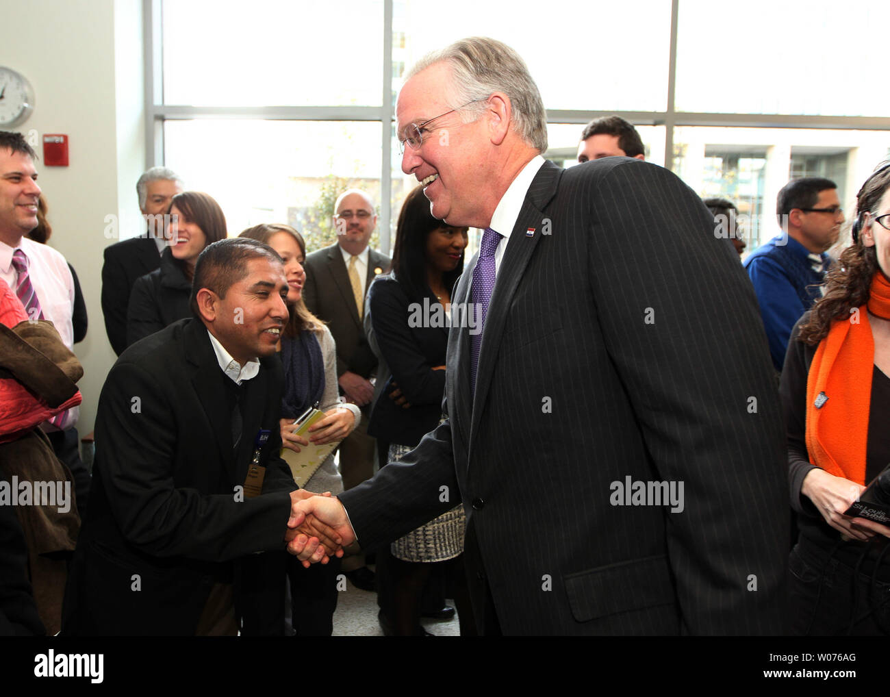 Missouri Gouverneur Jay Nixon sagt Hallo zu denen, hörte ihn über Pläne Gesundheitsversorgung für weitere etwa 300.000 Missourians, in St. Louis am 29. November 2012 zur Verfügung zu stellen. Nixon sagt der Schritt würde nicht nur die allgemeine Gesundheit der Bewohner des Staates profitieren, sondern es würde auch eine steuerlich verantwortlich für die Staat Missouri und Steuerzahler werden, da die Bundesmittel werden 100 Prozent der Kosten für die ersten drei Jahre abdecken und 90 Prozent oder mehr in den folgenden Jahren. UPI/Rechnung Greenblatt Stockfoto